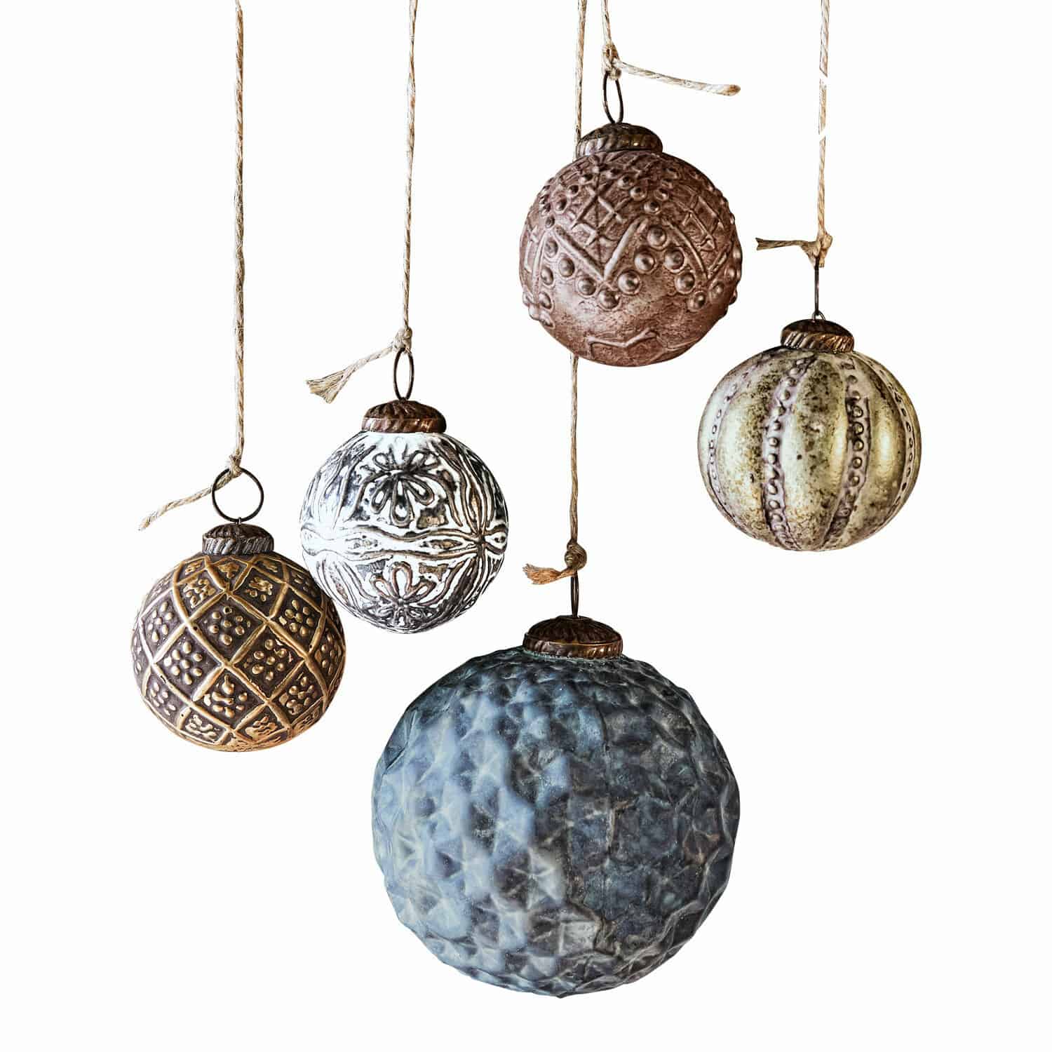 Set di 5 addobbi natalizi Jilian Set di cinque palline natalizie decorative appese con motivi in marrone, bianco e blu per decorazioni