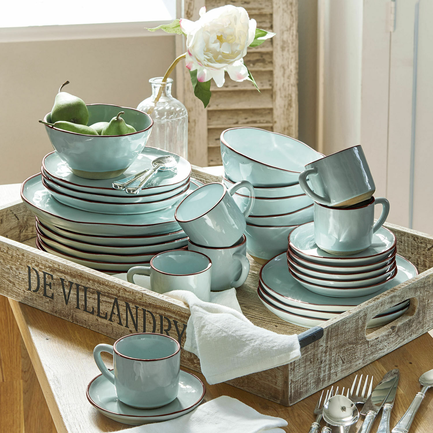 Set di 30 stoviglie Biarré Set di stoviglie in ceramica azzurra con bordo marrone su vassoio di legno rustico