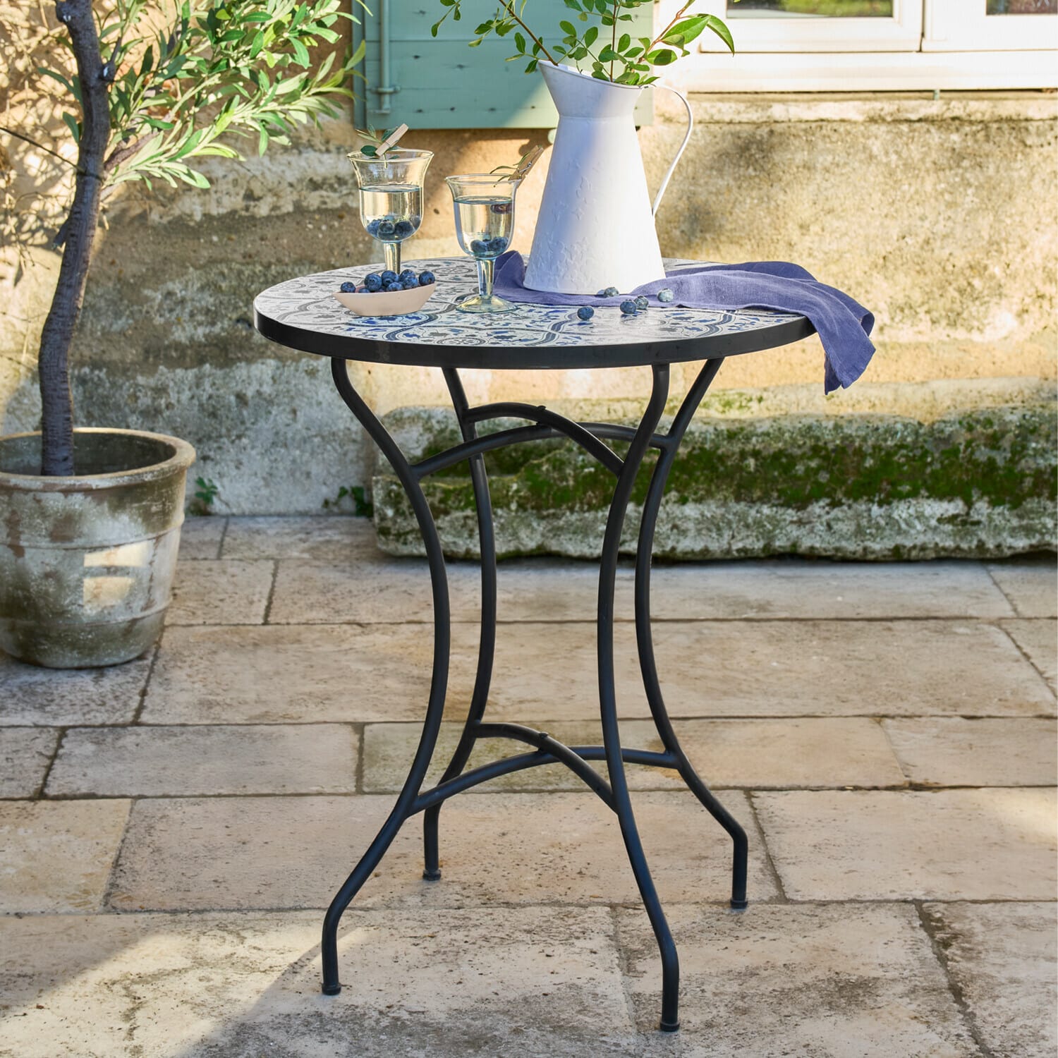 Tavolo Giulessa Tavolo da giardino rotondo con base in metallo nero e piano in mosaico blu e bianco decorativo