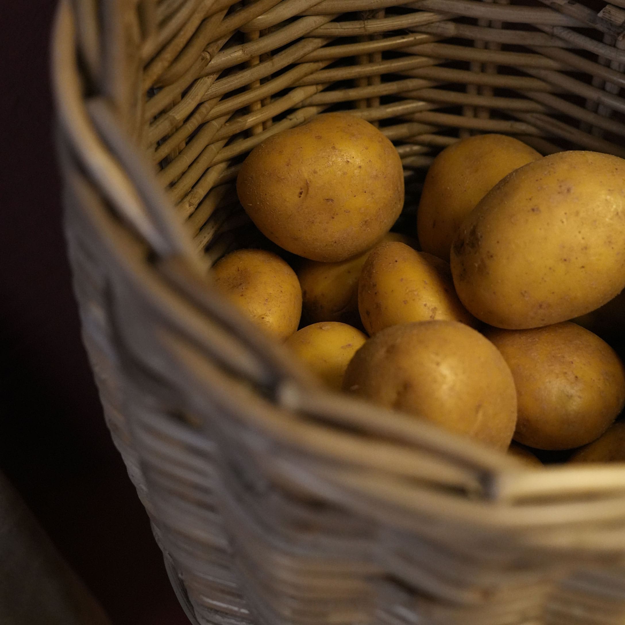 Patate fresche in un cesto di vimini naturale, verdure per la cucina