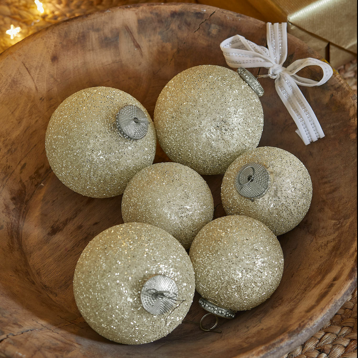 Set di 6 palline di Natale Shariz Set di sei palline di Natale dorate con glitter in ciotola di legno per decorazioni festive