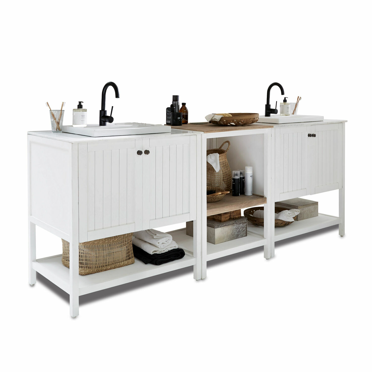 Mobile con lavabi Tandilje Mobile bagno bianco in legno con due lavandini e rubinetti neri, scaffali con asciugamani e cesti