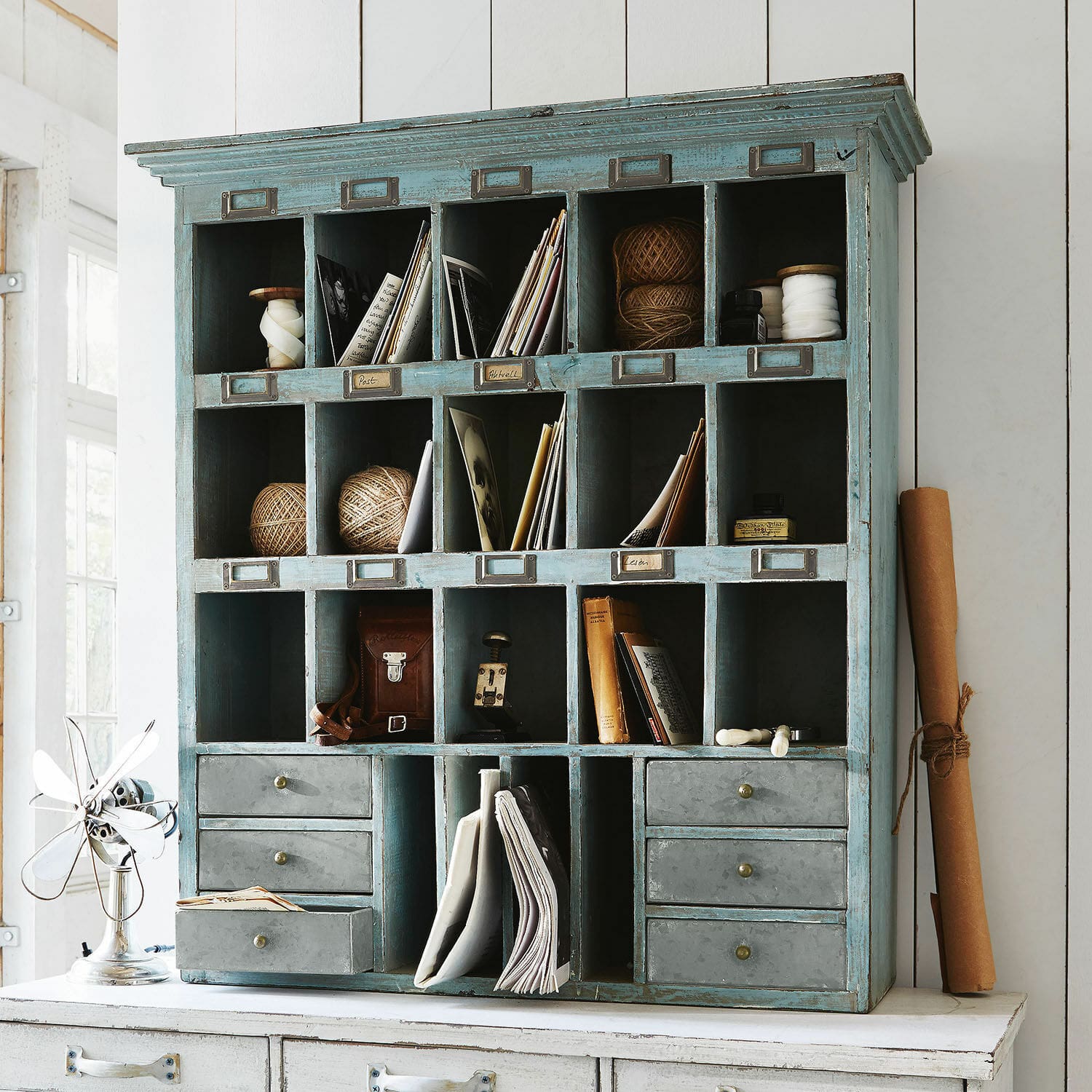 Scaffale Andover Mobile in legno blu con molti scomparti e cassetti per conservare documenti e accessori