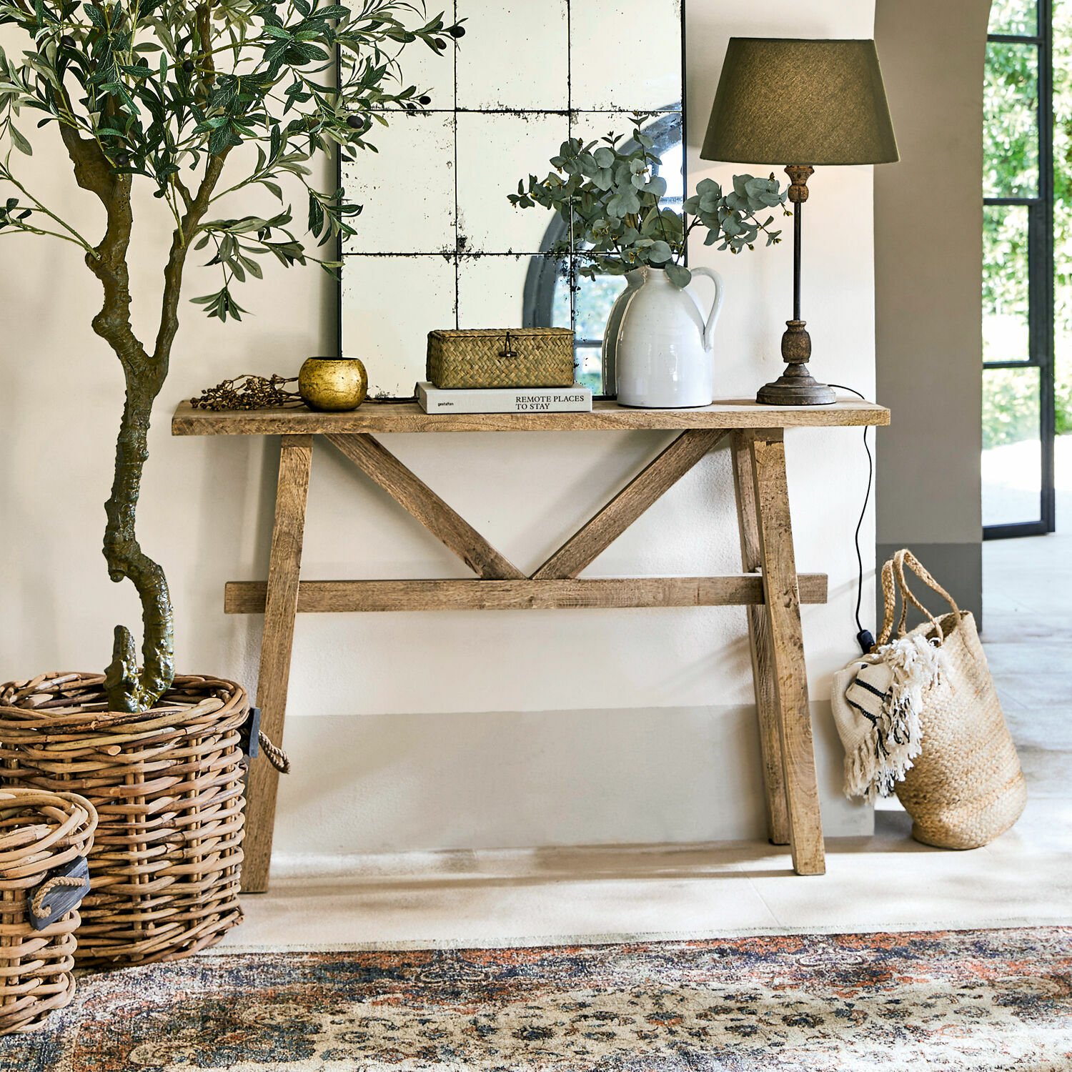 Consolle Nael Consolle in legno naturale con lampada e decorazioni boho in un ambiente luminoso e accogliente