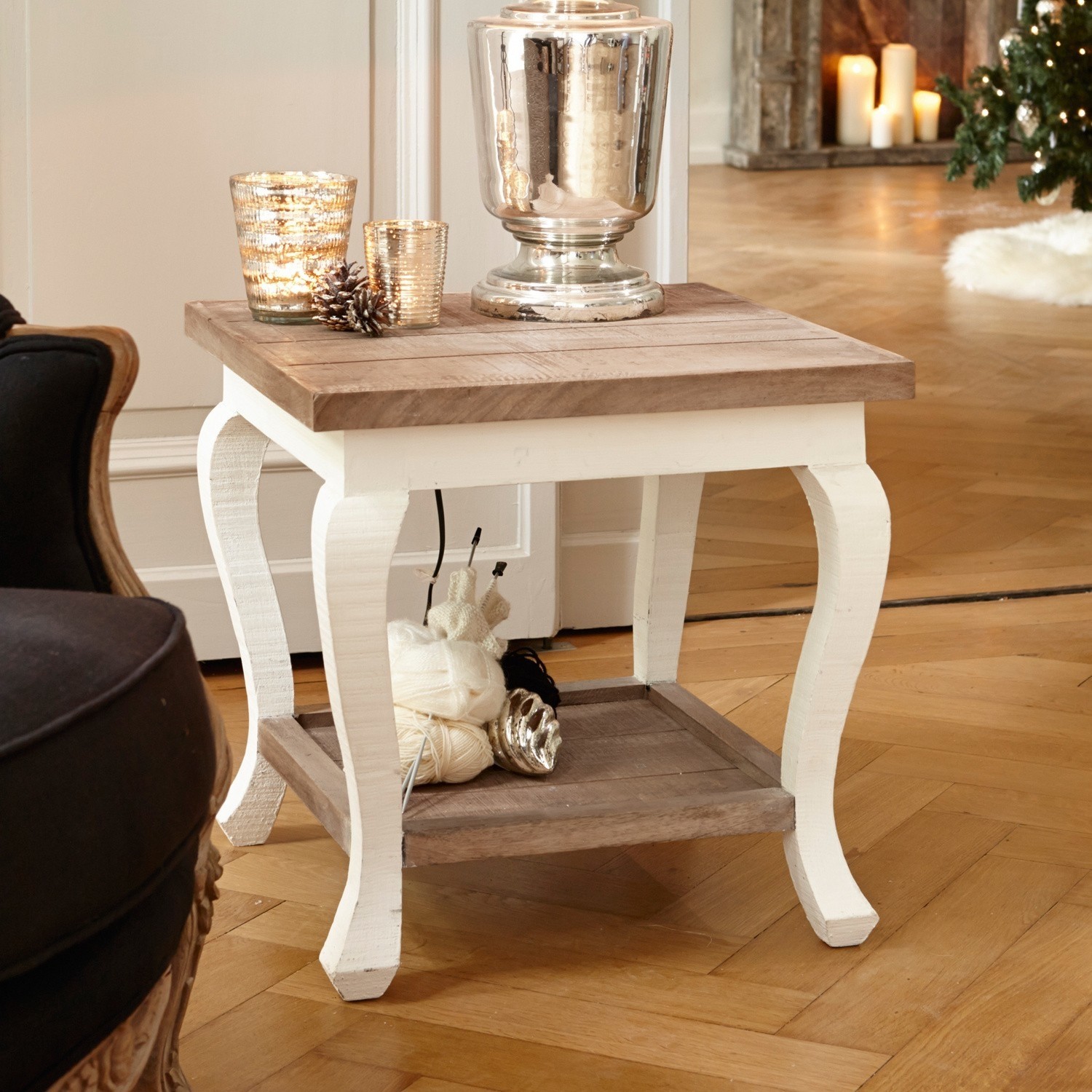 Tavolino da salotto Riverside Tavolino quadrato in legno bianco e naturale con decorazioni natalizie e candele accese