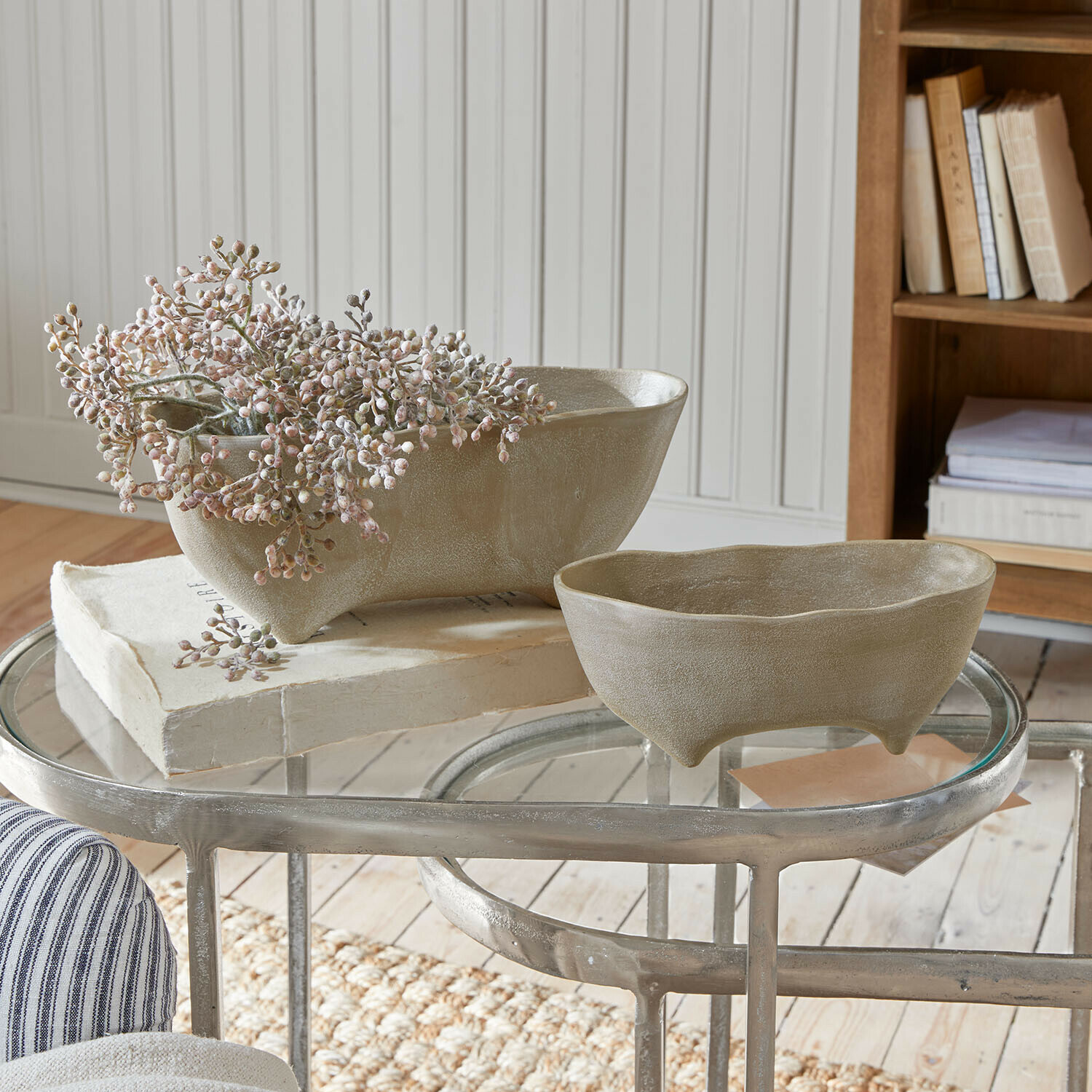 Lot de 2 coupes Maelida Set di due ciotole in ceramica beige su tavolo in vetro in ambiente luminoso