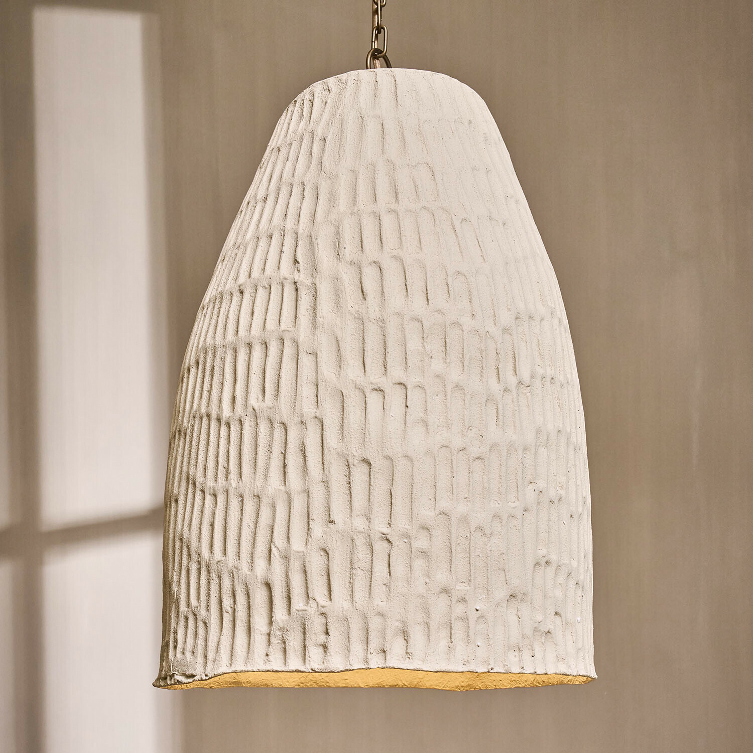 Lampada a sospensione in ceramica bianca con texture e interno dorato, design moderno per illuminazione