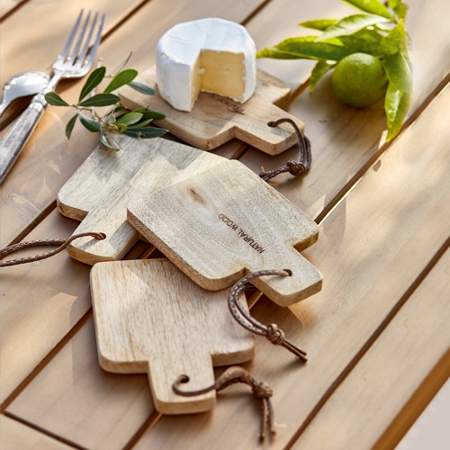 Set di taglieri in legno naturale su tavolo con formaggio e agrumi