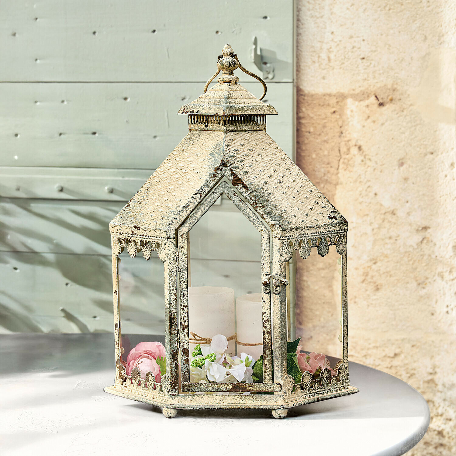 Lanterna decorativa in metallo stile vintage colore crema con candele bianche e fiori