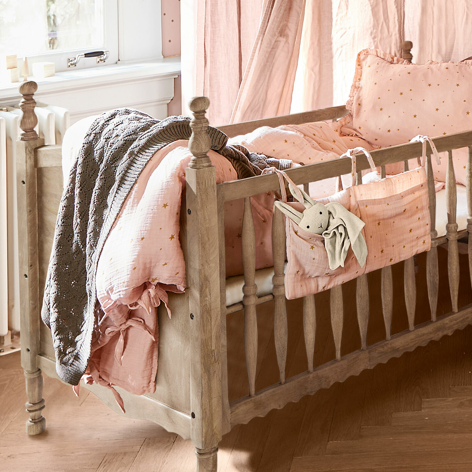 Biancheria da letto per neonati Vianne Lettino in legno con biancheria rosa a stelle e coperta grigia, stanza per bambini accogliente