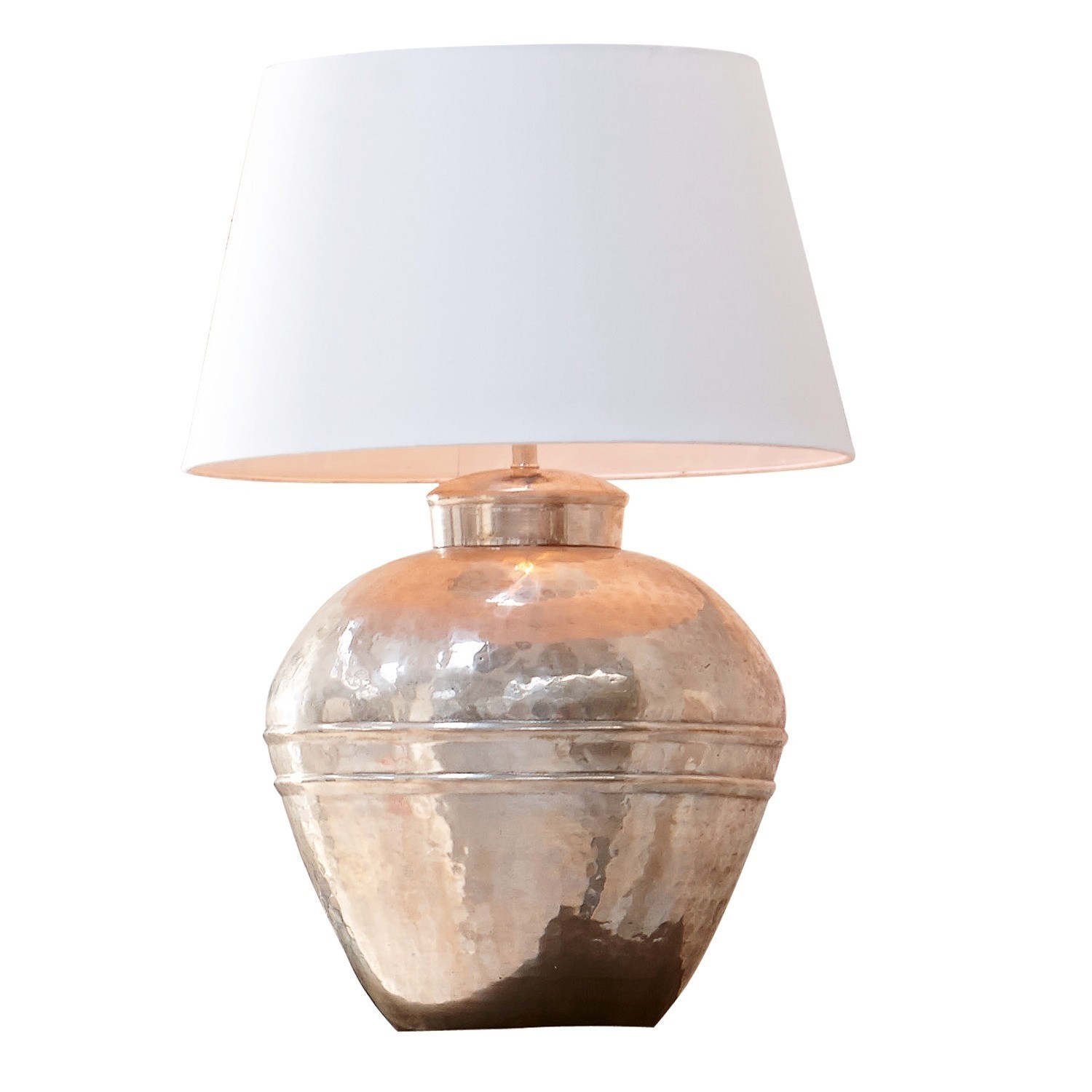Lampada da tavolo Madison Lampada da tavolo in metallo martellato color rame con paralume bianco, illuminazione decorativa