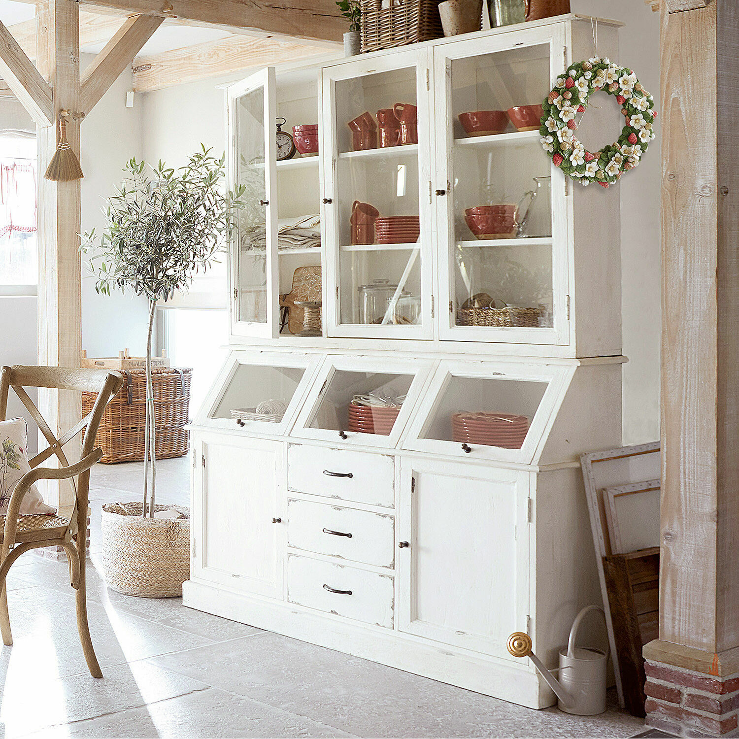 Credenza Bolquère Credenza in legno bianco con ante in vetro e cassetti in stile vintage per conservare la stoviglieria