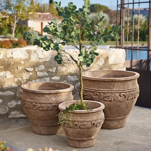 Tre vasi decorativi in terracotta marrone con motivo a rilievo, ideali per il giardino