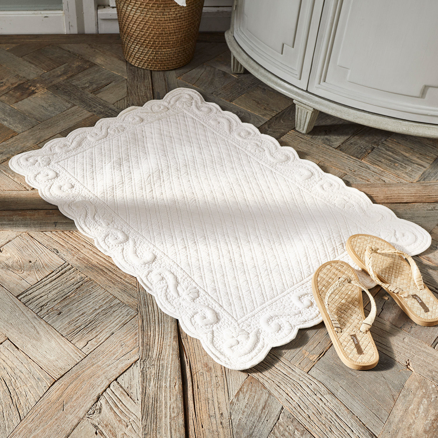 Scendibagno Svikola Tappeto decorativo bianco in cotone trapuntato su pavimento in legno con sandali intrecciati