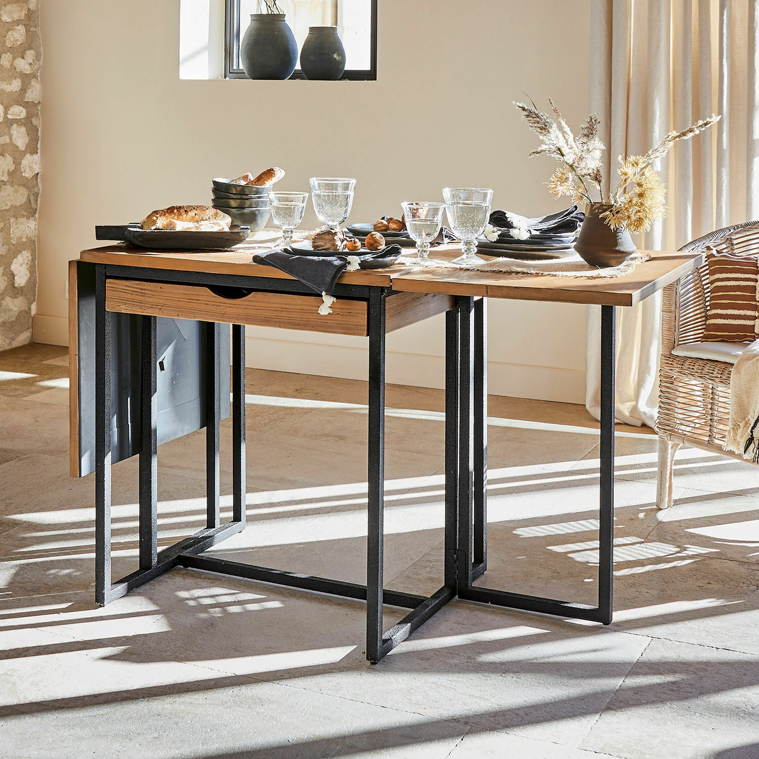 Tavolo Vétrigne Tavolo allungabile in legno naturale e metallo nero, mobile moderno per sala da pranzo