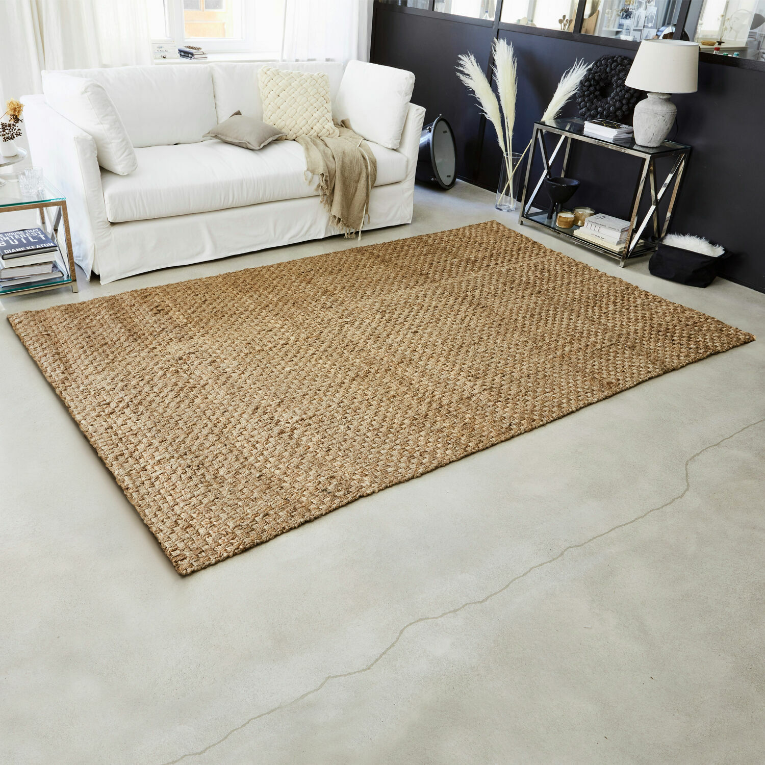 Tappeto Daoukro Grande tappeto beige in juta naturale su pavimento chiaro in soggiorno moderno