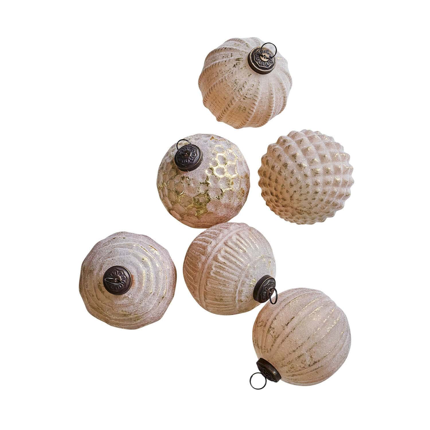 Set di 6 decorazioni natalizie Eirelyn Set di sei palline di Natale in vetro color crema con ganci metallici per decorazioni festive
