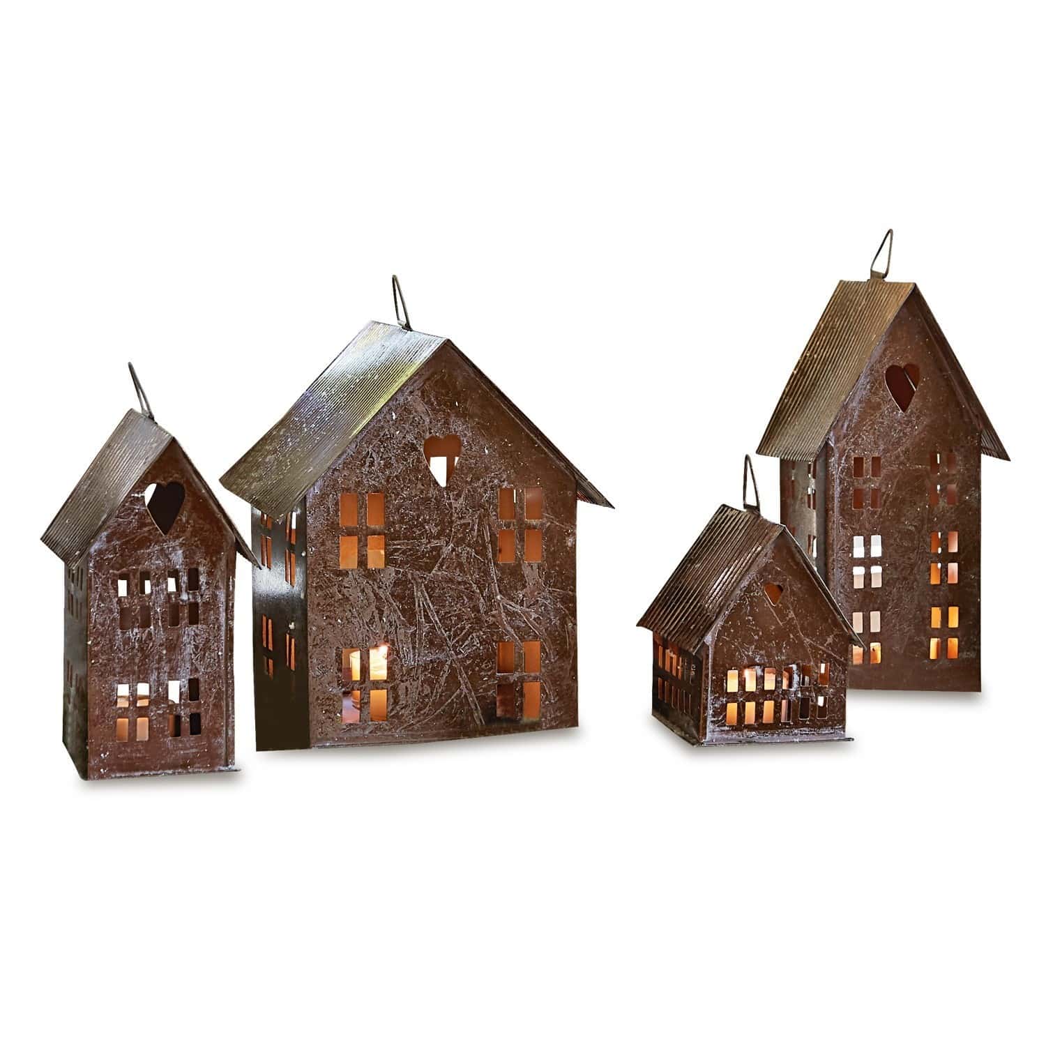 Set di 4 lanterne Treyford Set di quattro lanterne in metallo arrugginito a forma di casetta con finestre e cuori ritagliati
