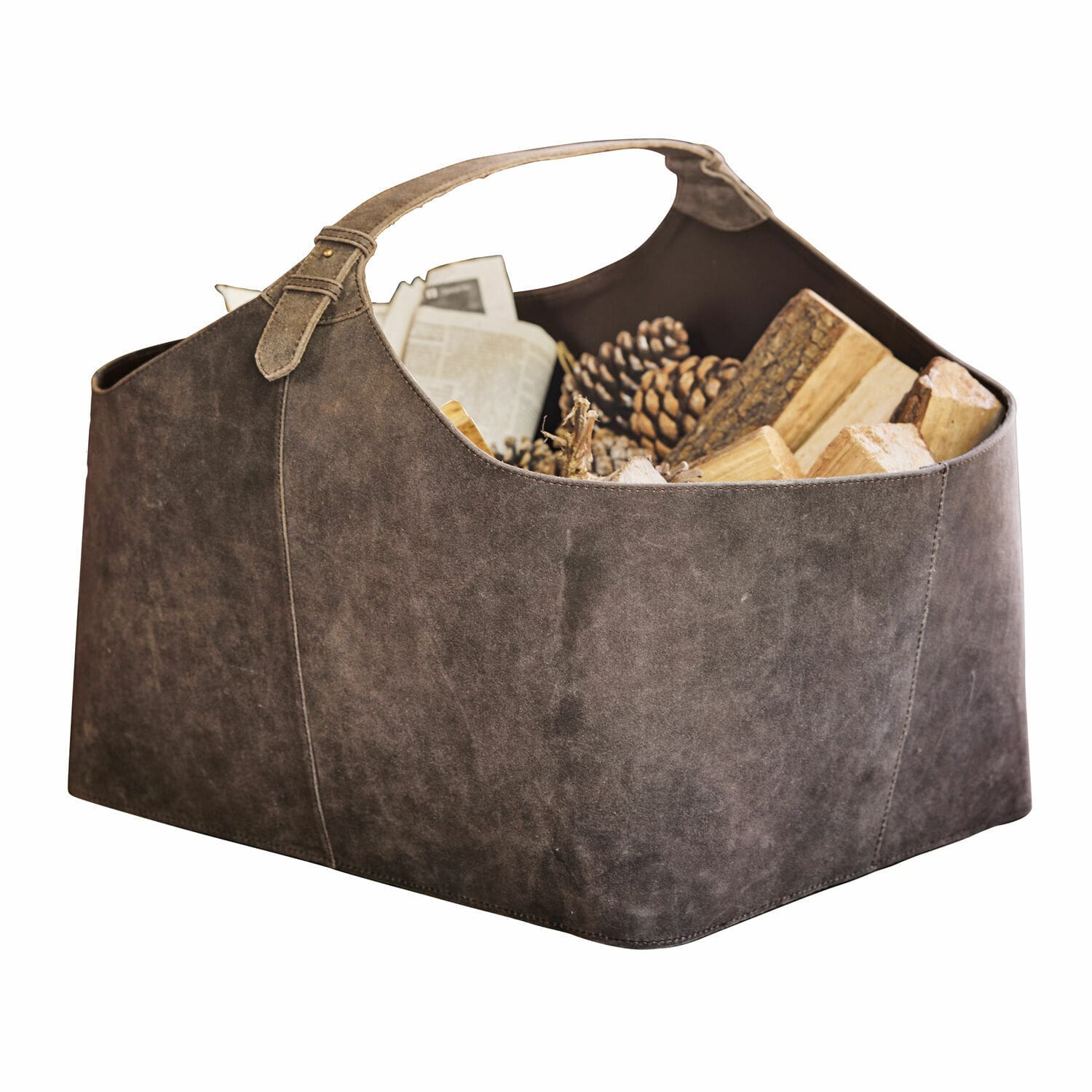 Cesta Redmarsh Cesto in pelle marrone con manico, riempito di legna e pigne per camino