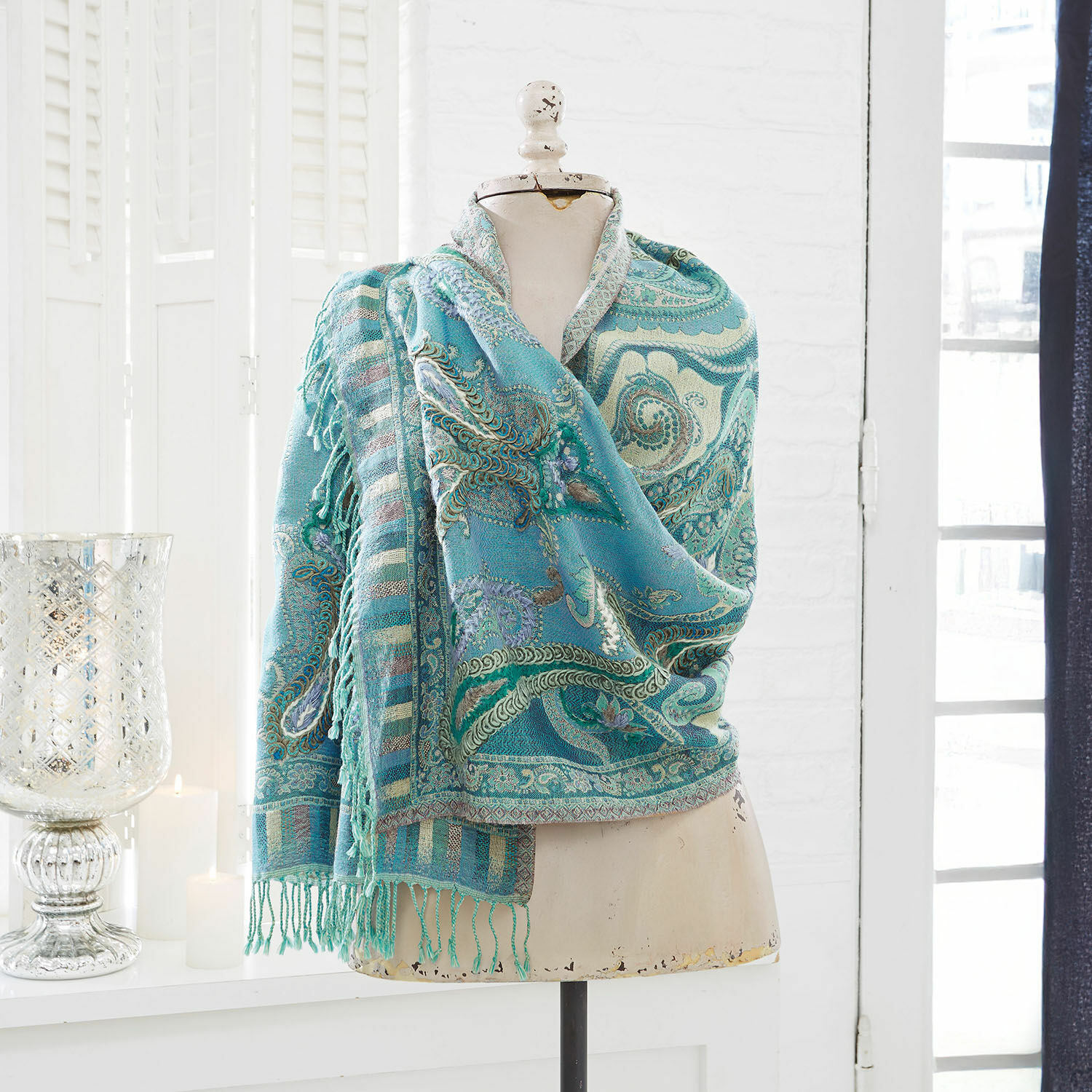 Scialle Carol Sciarpa turchese con motivo paisley e frange su manichino in interno luminoso, decorazione casa