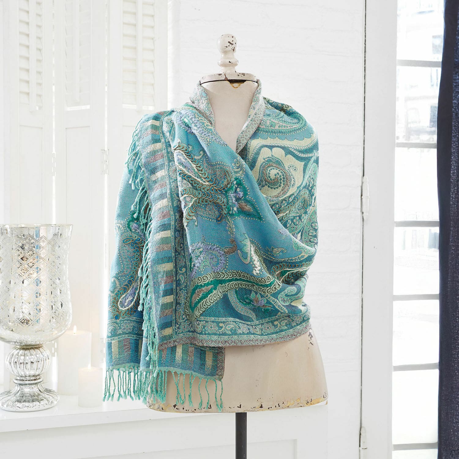 Scialle Carol Sciarpa turchese con motivo paisley e frange su manichino in interno luminoso, decorazione casa