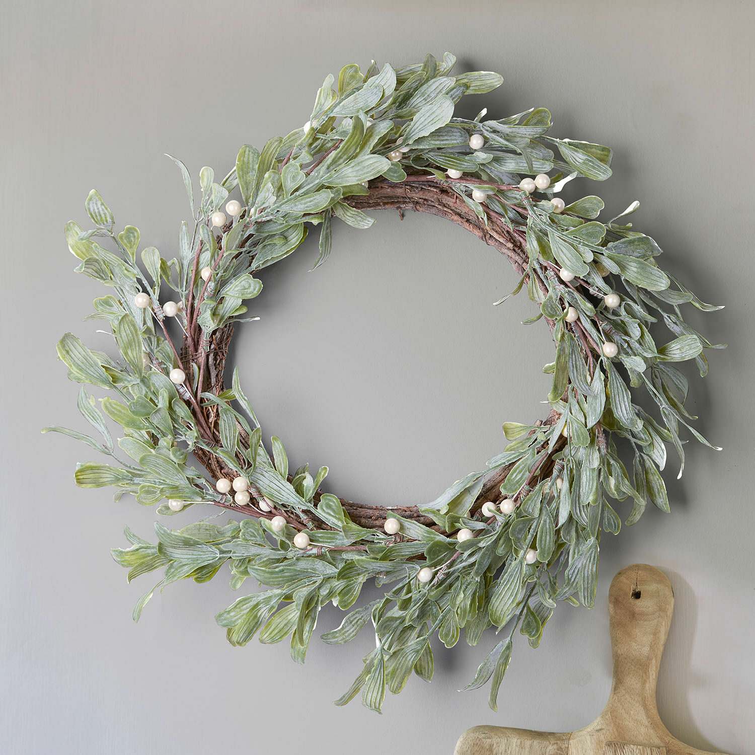 Ghirlanda Cunnig Corona decorativa con foglie verdi e perle bianche su base in legno per interni