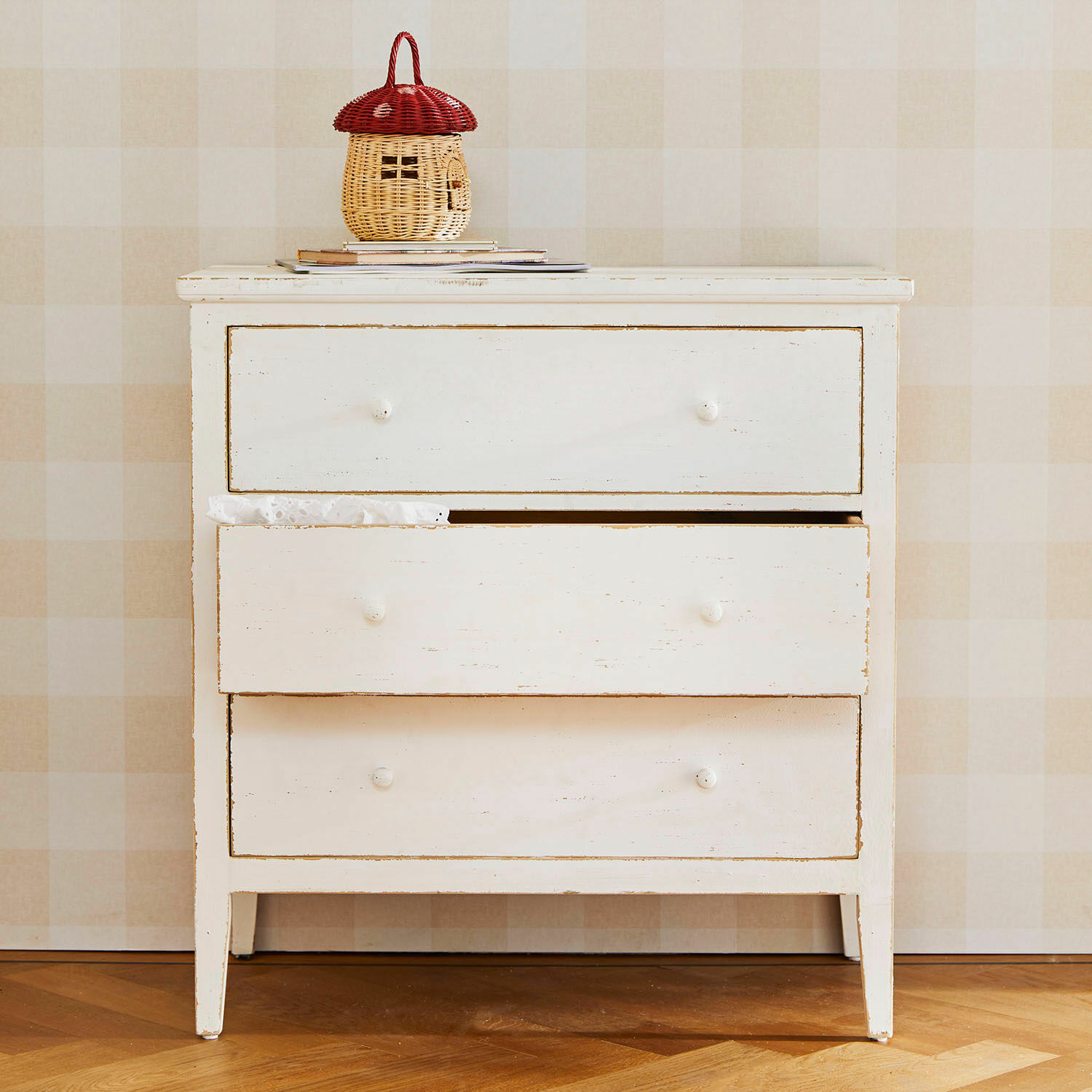 Cassettiera Korelis Comò bianco in legno con tre cassetti e cesto in rattan rosso e beige sopra
