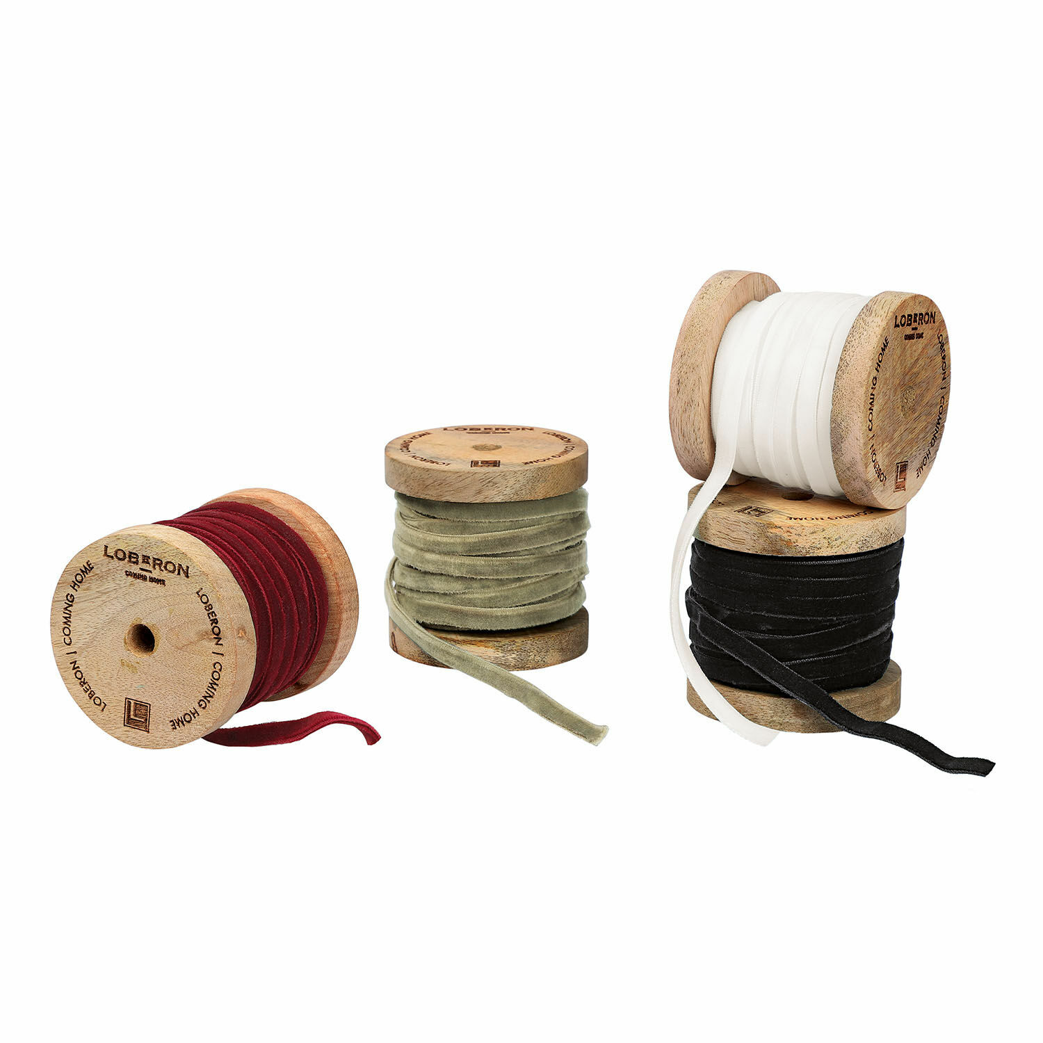 Set di 4 nastri di velluto Hilary Set di quattro bobine in legno con nastri di velluto rossi, verdi, bianchi e neri per decorazioni e cucito