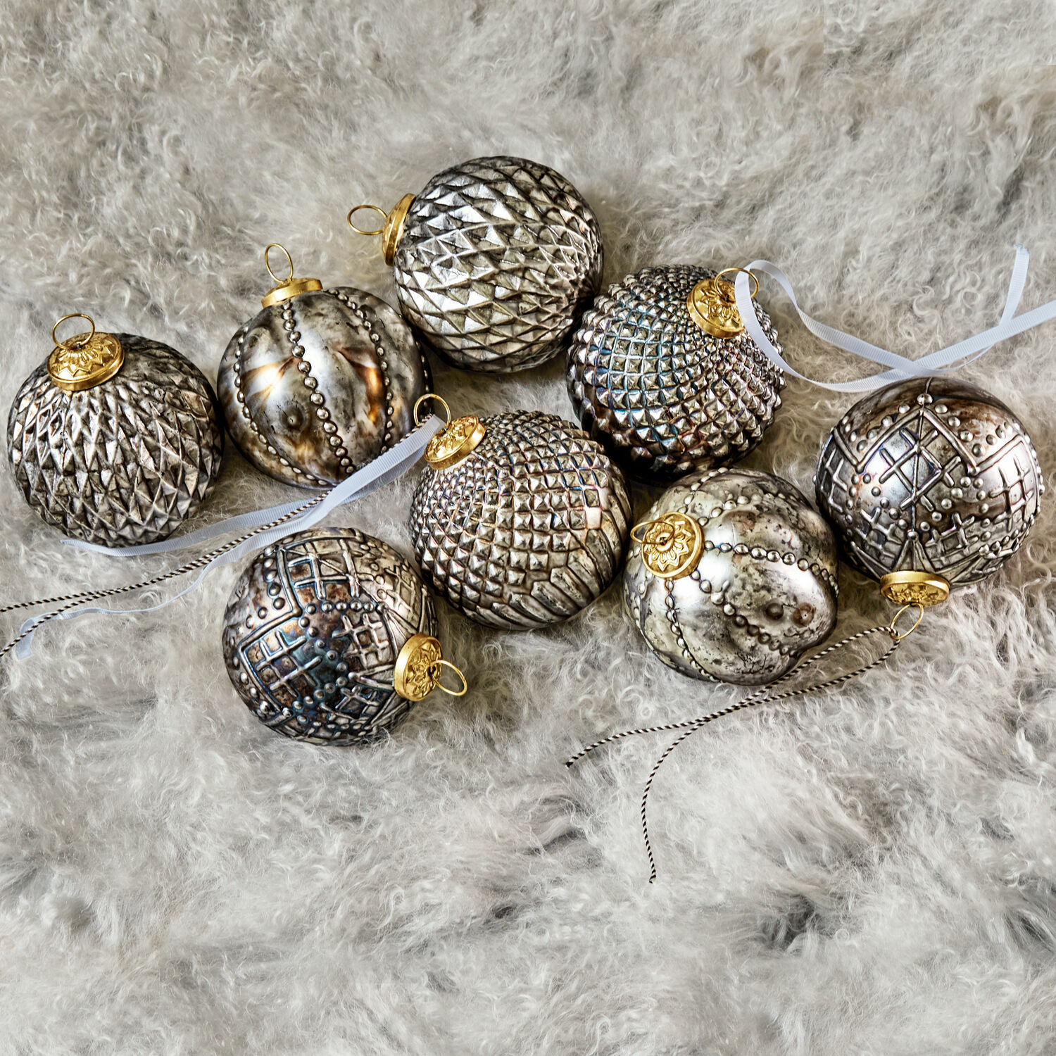 Set di 8 palline natalizie Silverlake Set di palline di Natale argentate con motivi decorativi e ganci dorati su pelliccia morbida