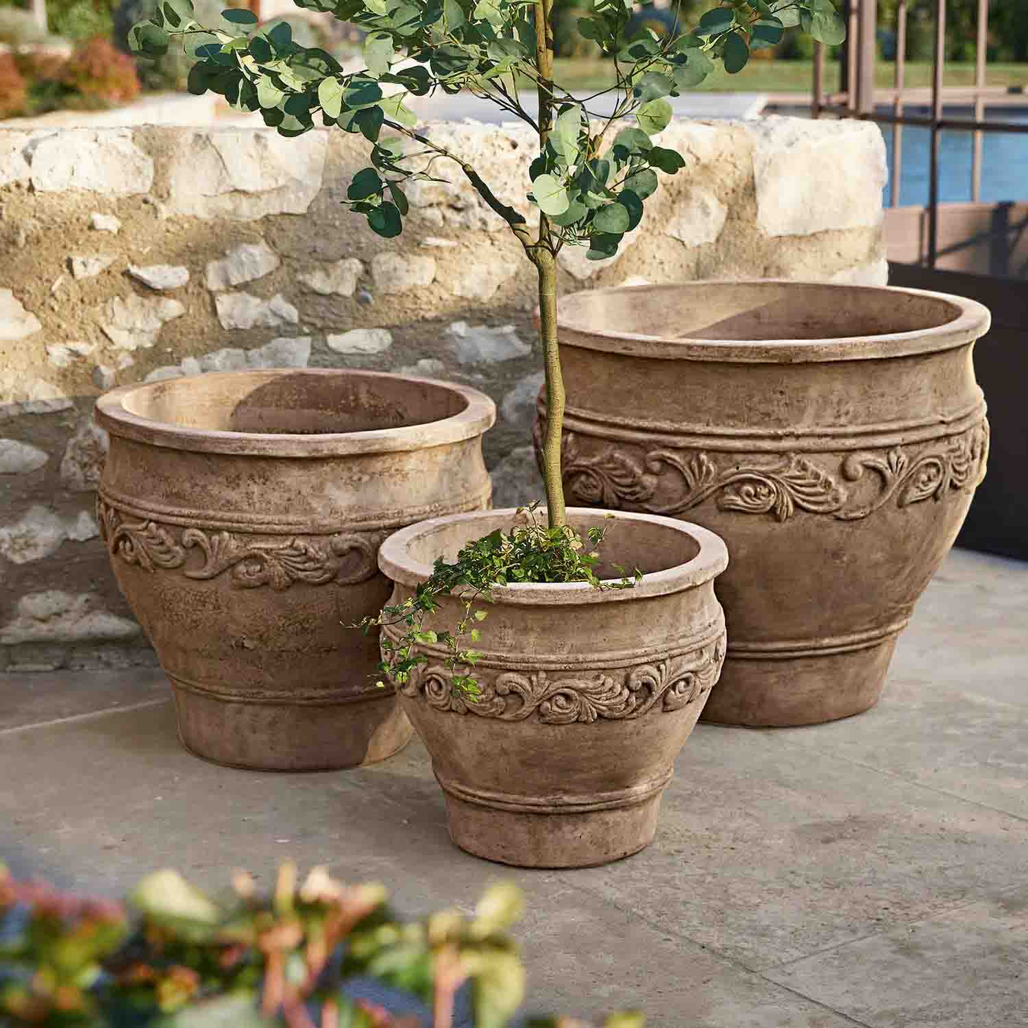 Set di tre vasi decorativi in terracotta beige con motivo a rilievo per giardino
