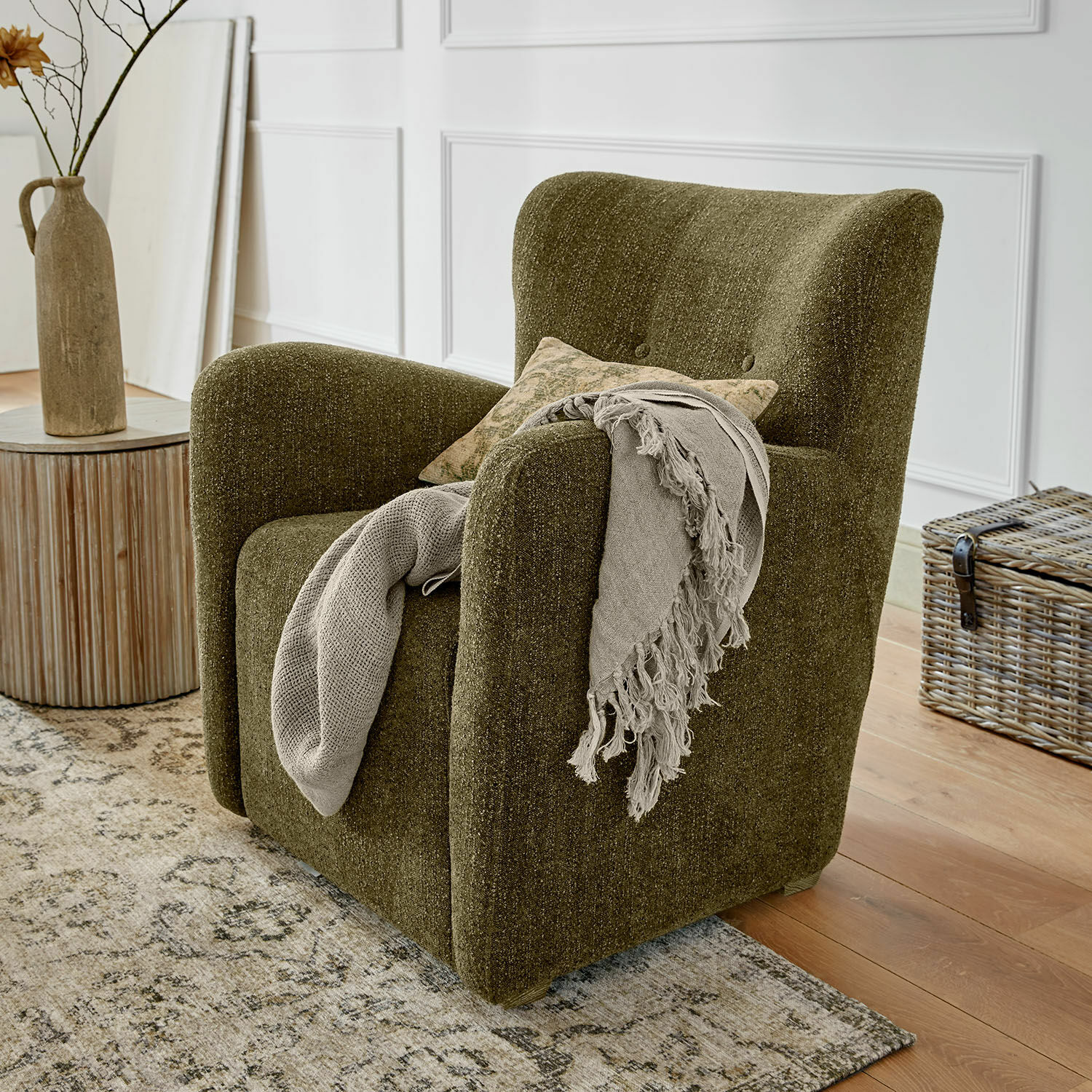 Poltrona Somberac Poltrona verde imbottita in tessuto morbido stile vintage con coperta decorativa in soggiorno