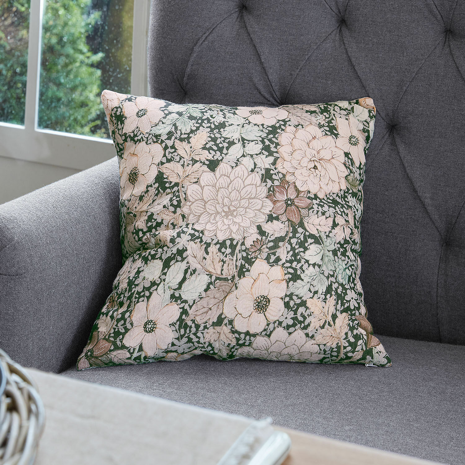 Copricuscino Cappellina Cuscino decorativo in cotone con motivo floreale verde e beige su divano grigio