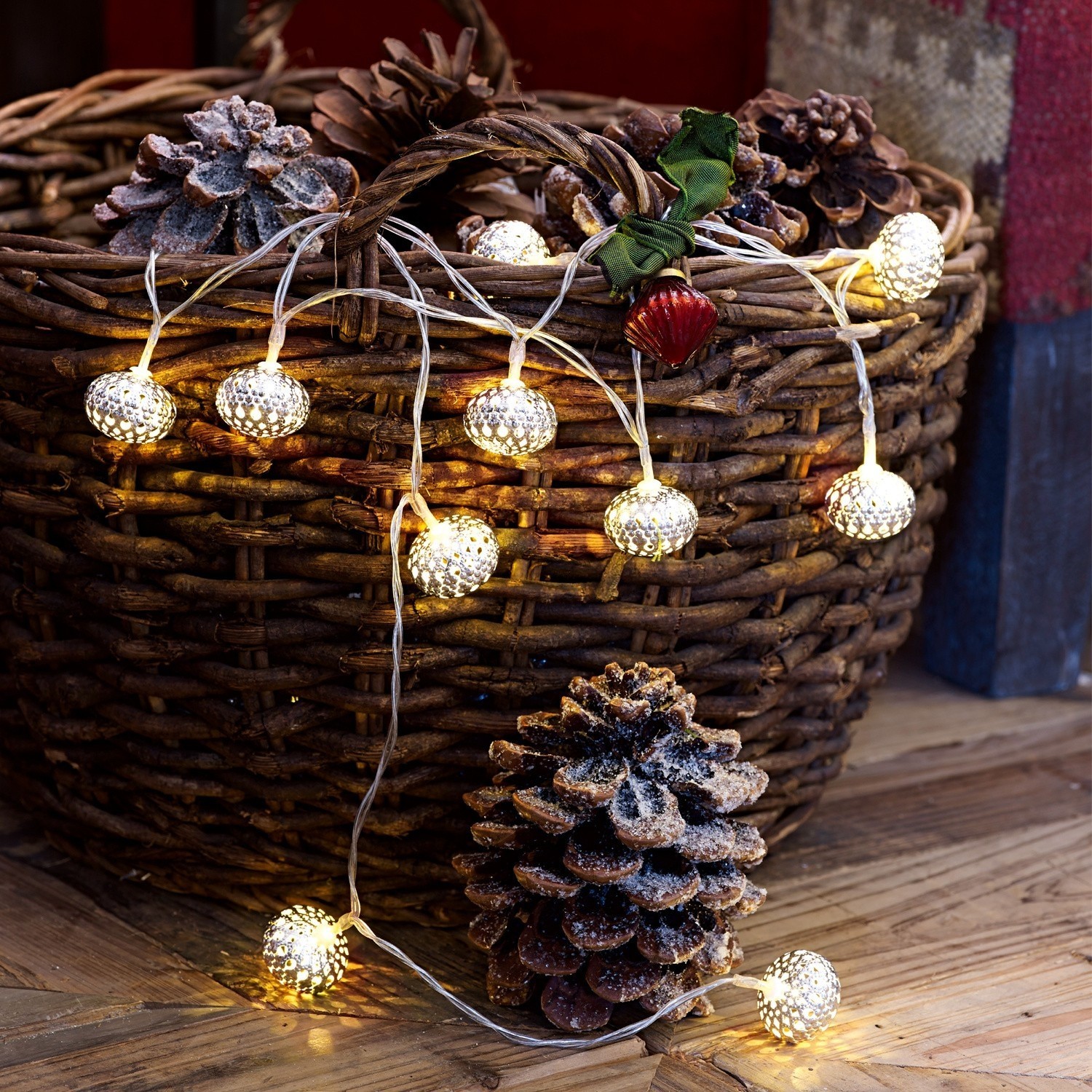 Catena luminosa Fireballs Catena luminosa LED a forma di pigne su cesta in vimini, decorazione natalizia naturale e accogliente