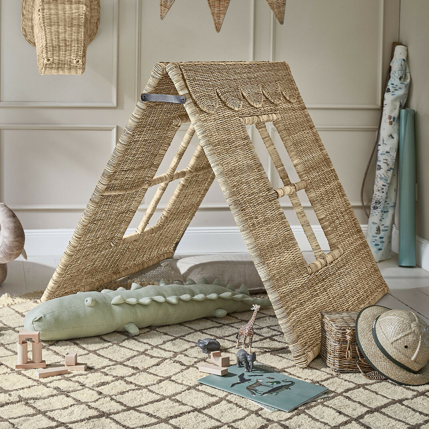 Tenda per bambini Wibbelu Tenda per bambini in rattan naturale su tappeto con giocattoli in legno e cappello safari