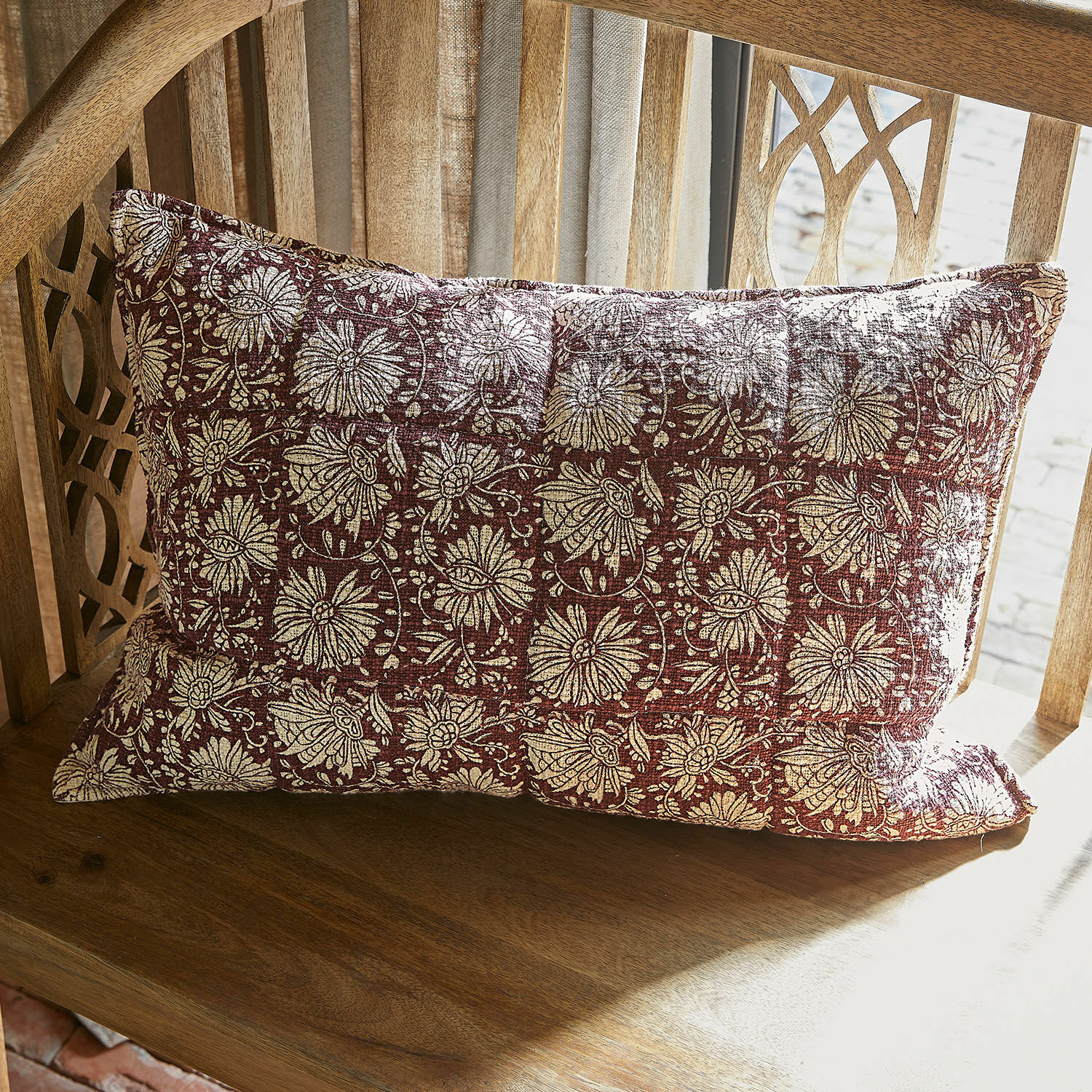 Copricuscino Soleique Cuscino decorativo rettangolare in tessuto rosso con motivo floreale crema su sedia in legno