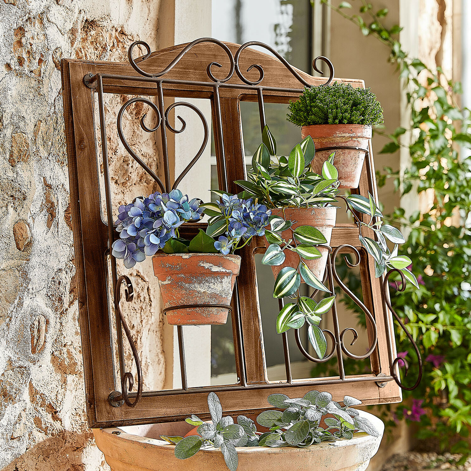 Supporto per vasi Nectarise Cornice in legno con specchio e supporti in metallo per vasi con piante verdi e fiori blu in stile rustico