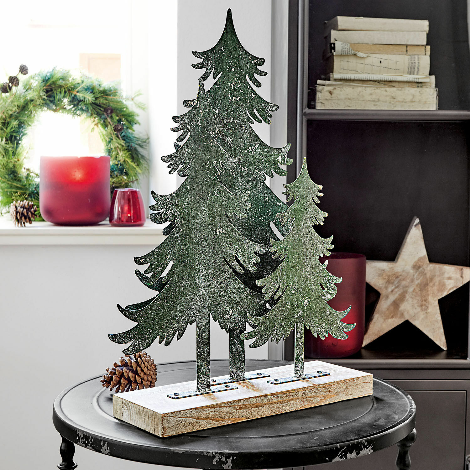 Alberi decorativi Filiz Decorazione natalizia con alberi di metallo verdi su base in legno su tavolo nero