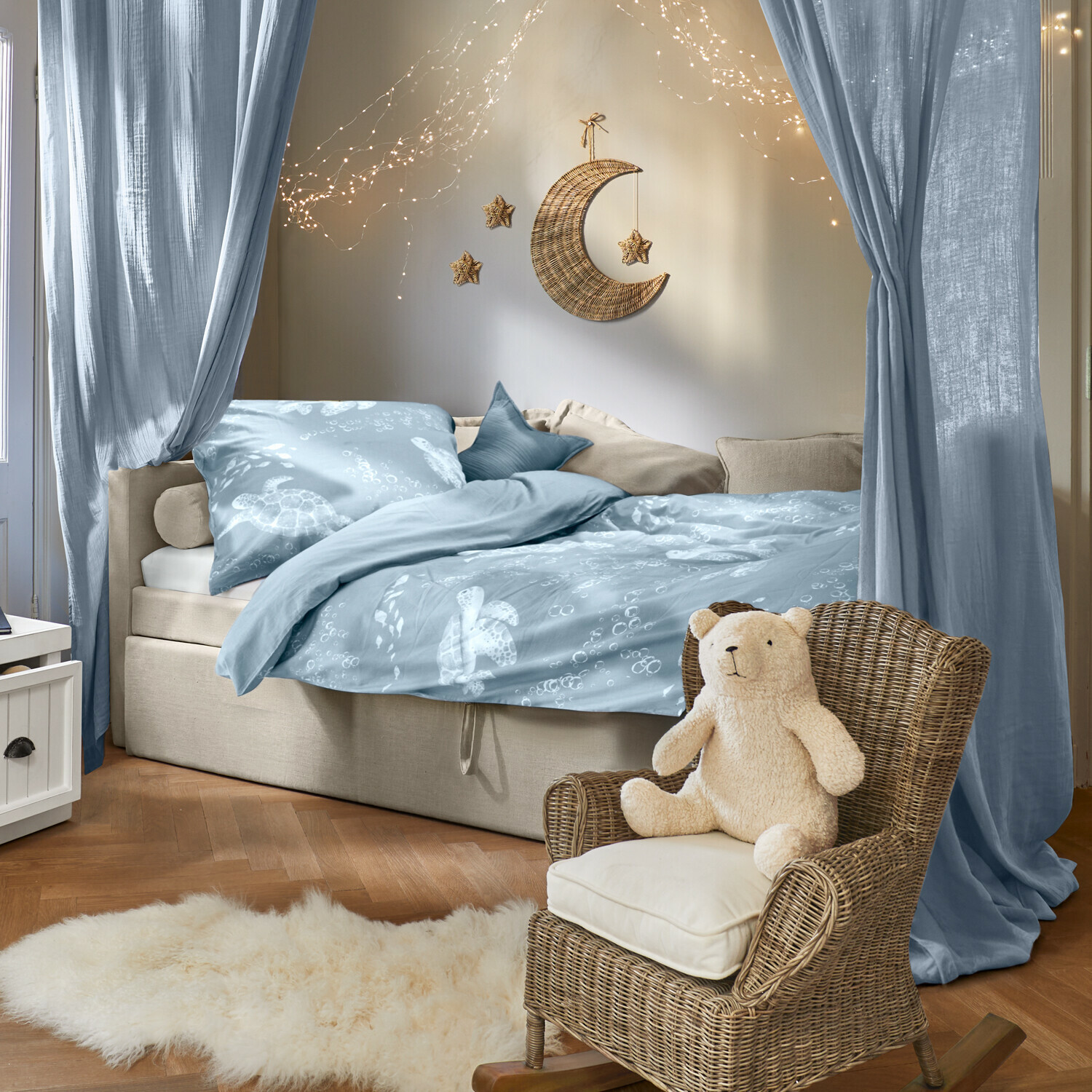 Biancheria da letto Lomencia Camera accogliente con biancheria da letto azzurra a tema tartarughe e poltrona in vimini con orsetto di peluche
