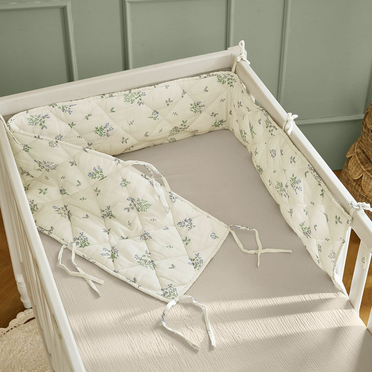 Paracolpi Nymariel Paracolpi per lettino in cotone crema con motivo floreale verde e blu, protezione morbida per neonati