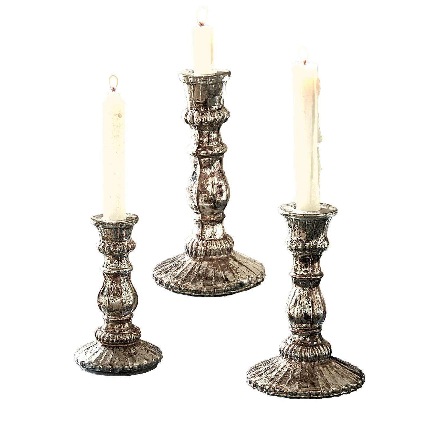 Set di 3 candelieri Favalina Set di tre candelabri in metallo stile vintage con candele bianche per decorazione d'interni