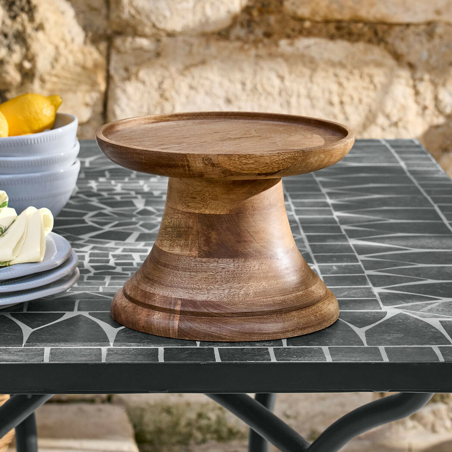 Base per distributore per bevande Cirellis Vassoio in legno naturale su piedistallo su tavolo a mosaico, perfetto per dolci e antipasti