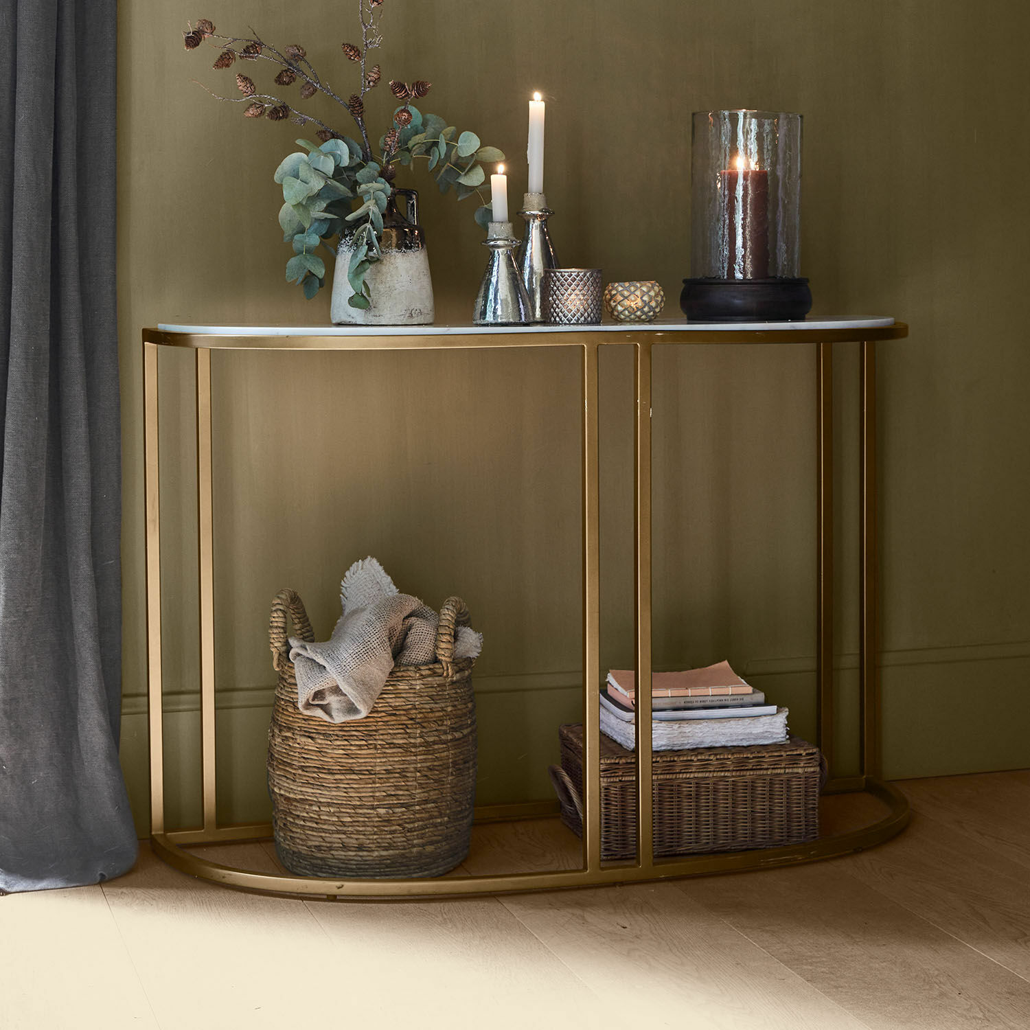 Consolle Soréline Consolle con piano in marmo bianco e struttura metallica dorata, decorata con candele e vaso con foglie verdi