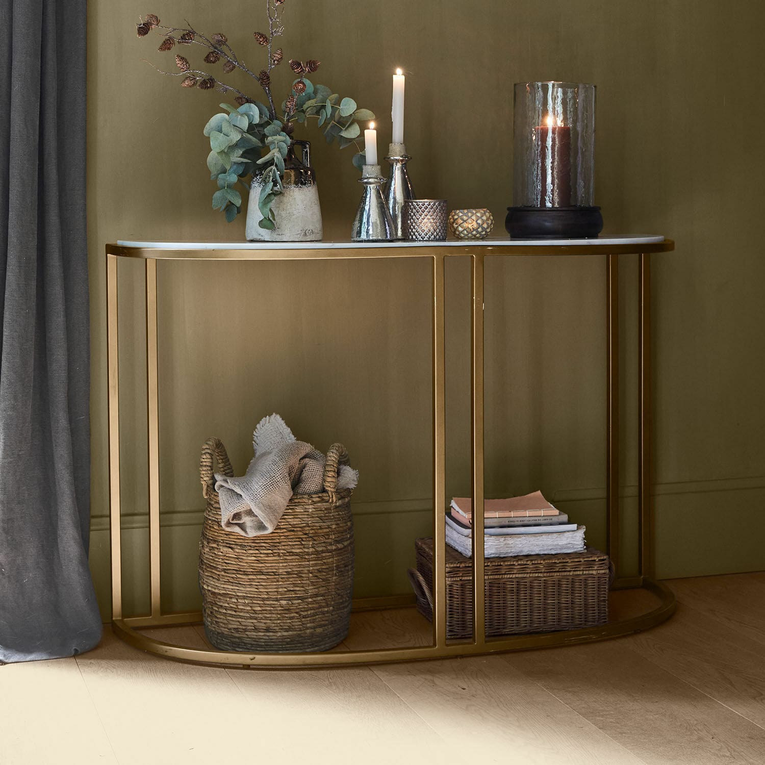 Consolle Soréline Consolle con piano in marmo bianco e struttura metallica dorata, decorata con candele e vaso con foglie verdi