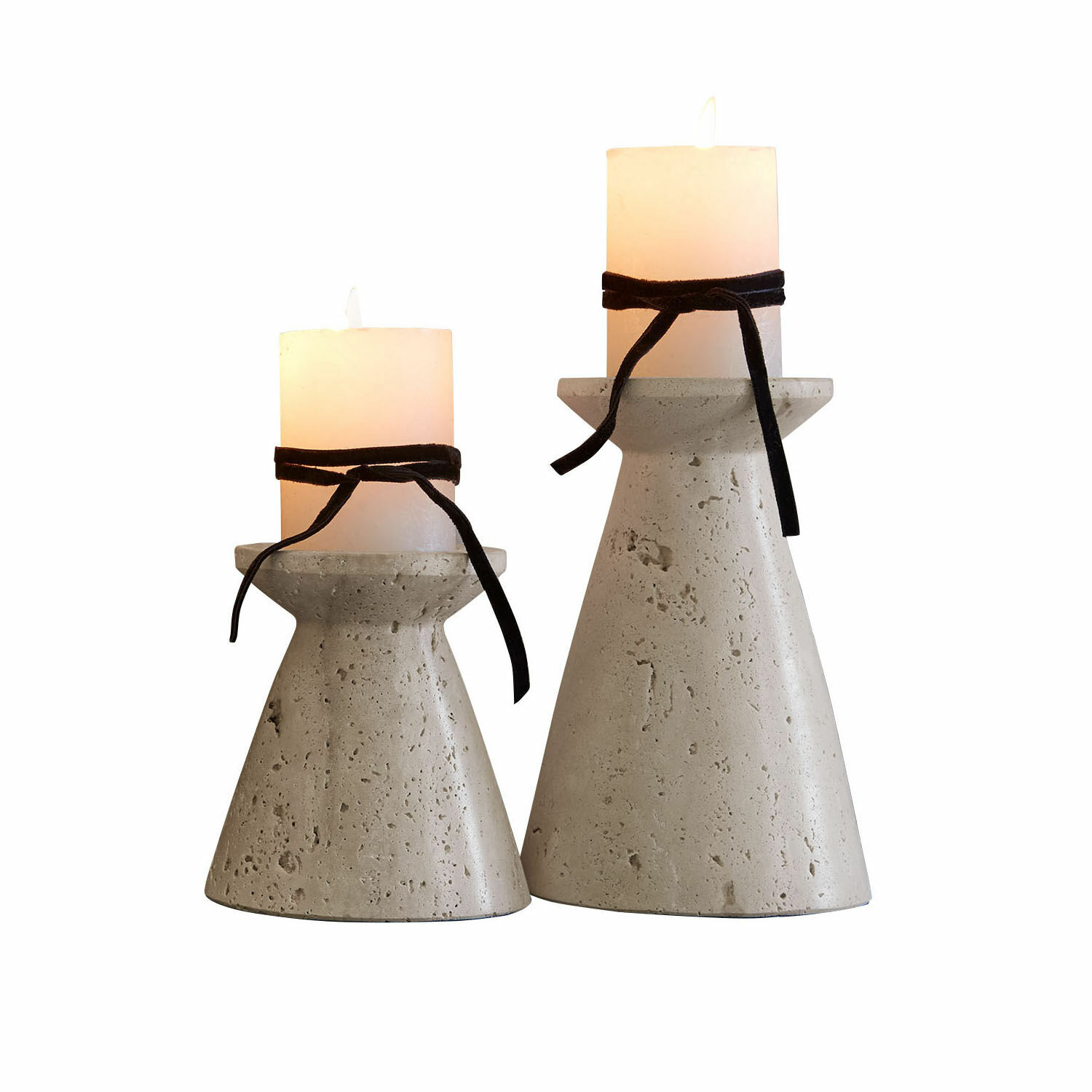 Coppia di candelieri Bazrahim Set di due portacandele in cemento grigio con candele bianche e nastri neri decorativi
