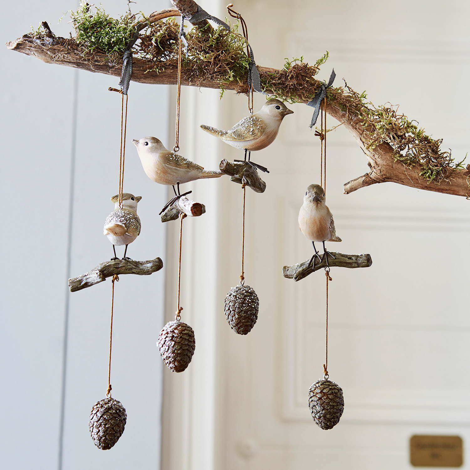 Set di 4 uccellini Vianne Decorazione sospesa con uccelli e pigne in colori naturali per interni e giardini