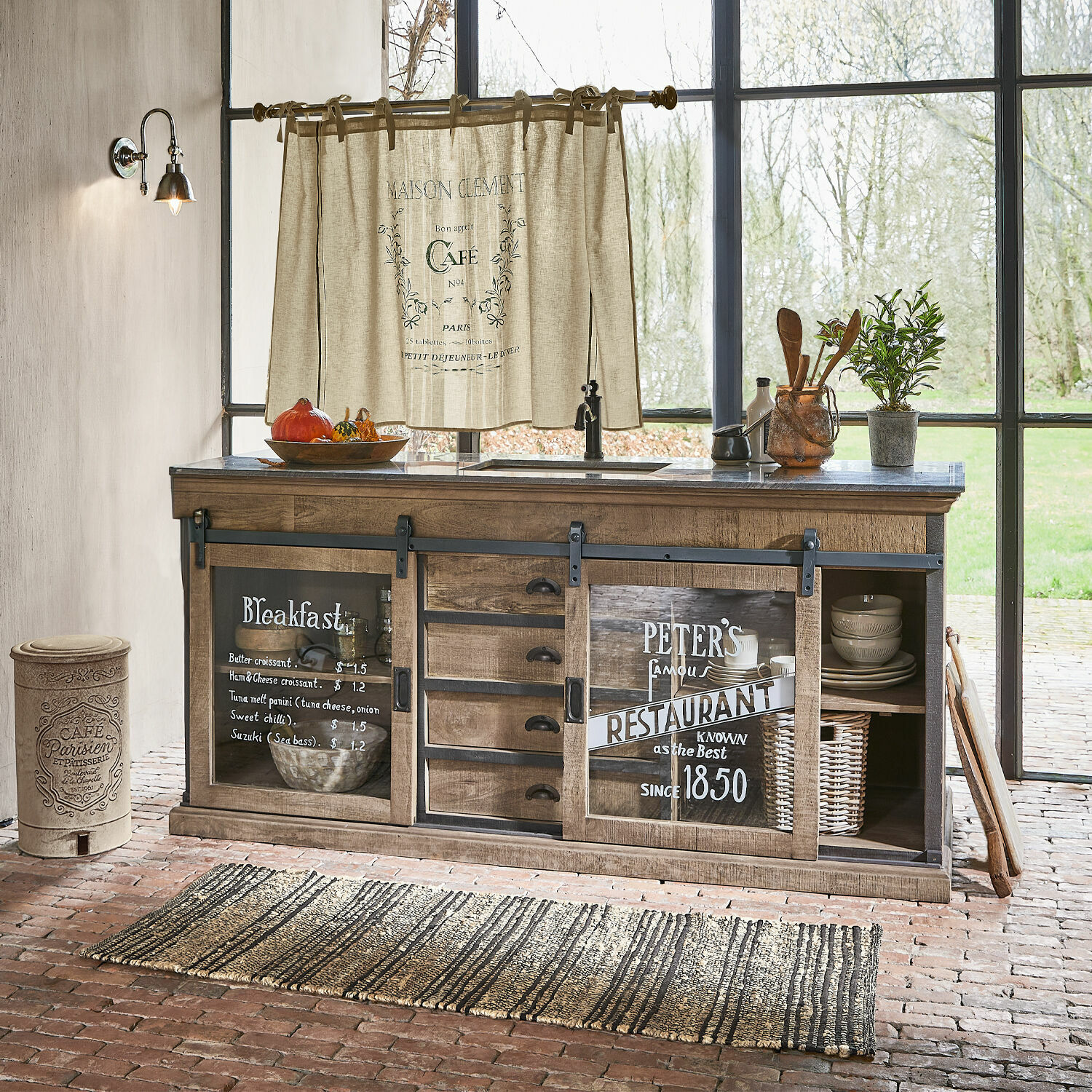 Mobile con lavello Holbrook Credenza da cucina rustica in legno con ante scorrevoli e cassetti, testo decorativo sul vetro