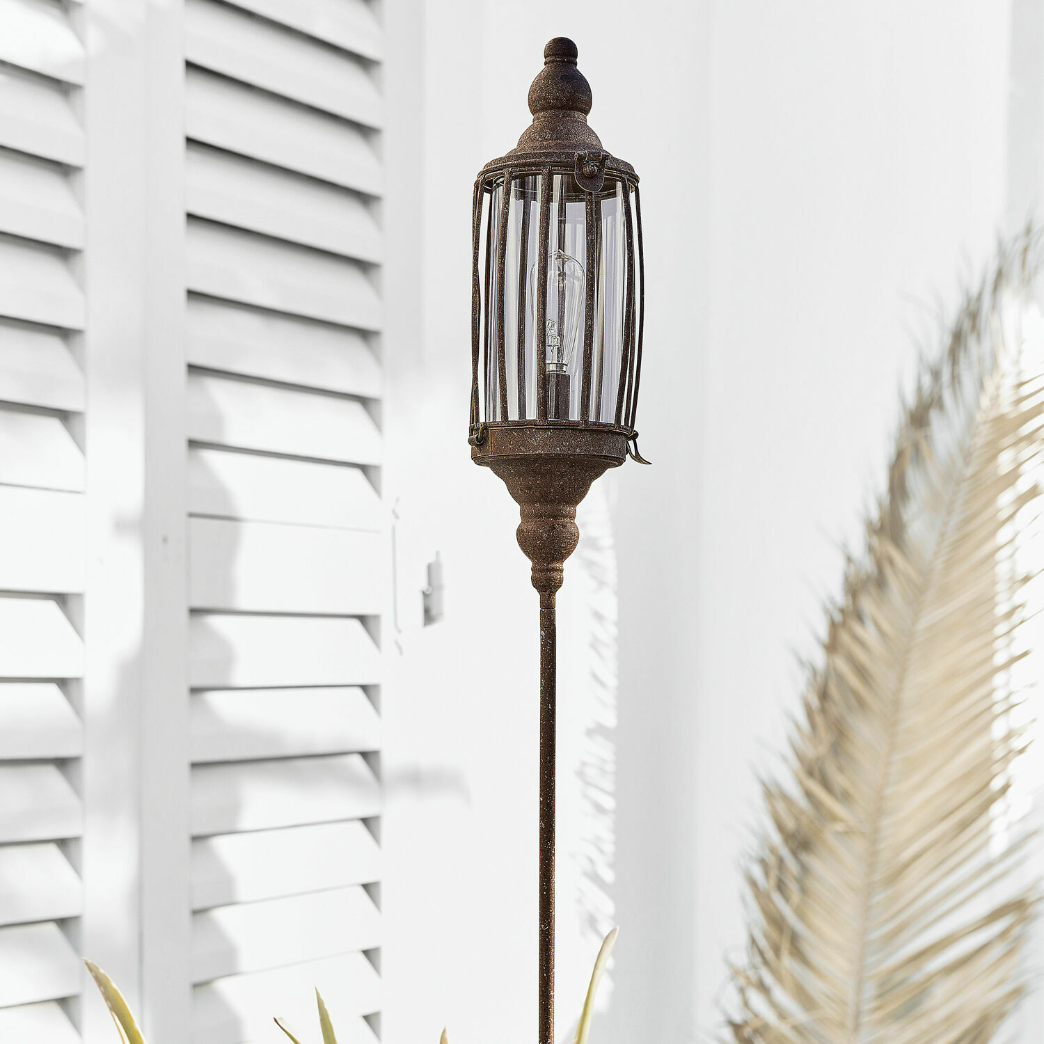 Lanterna a LED Ivette Lampada da giardino decorativa in metallo color ruggine, ideale per illuminazione esterna e decorazione.
