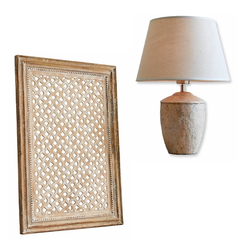 Cornice in legno traforata e lampada da tavolo con paralume beige e base in pietra