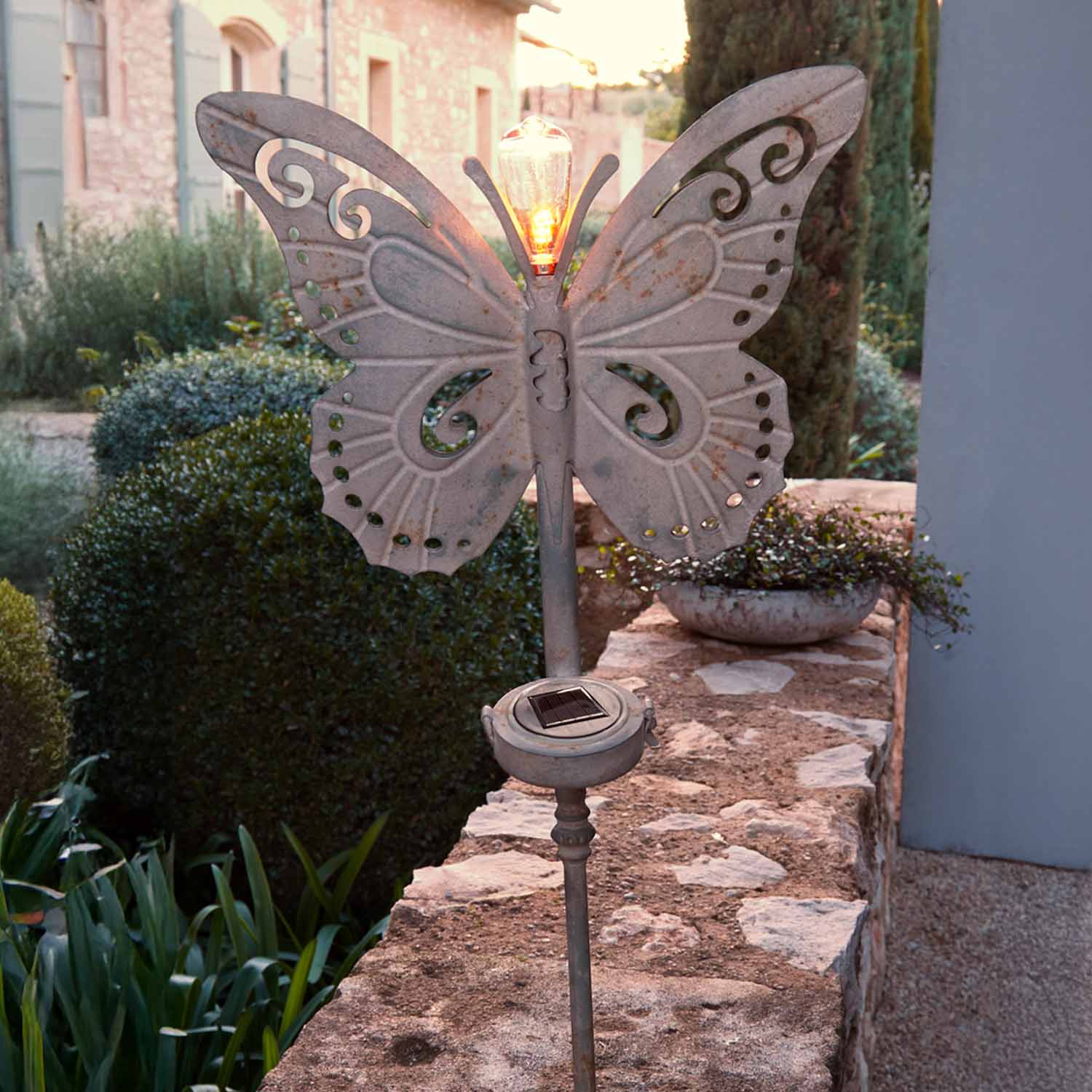 Lampada da giardino decorativa in metallo grigio a forma di farfalla con luce LED solare