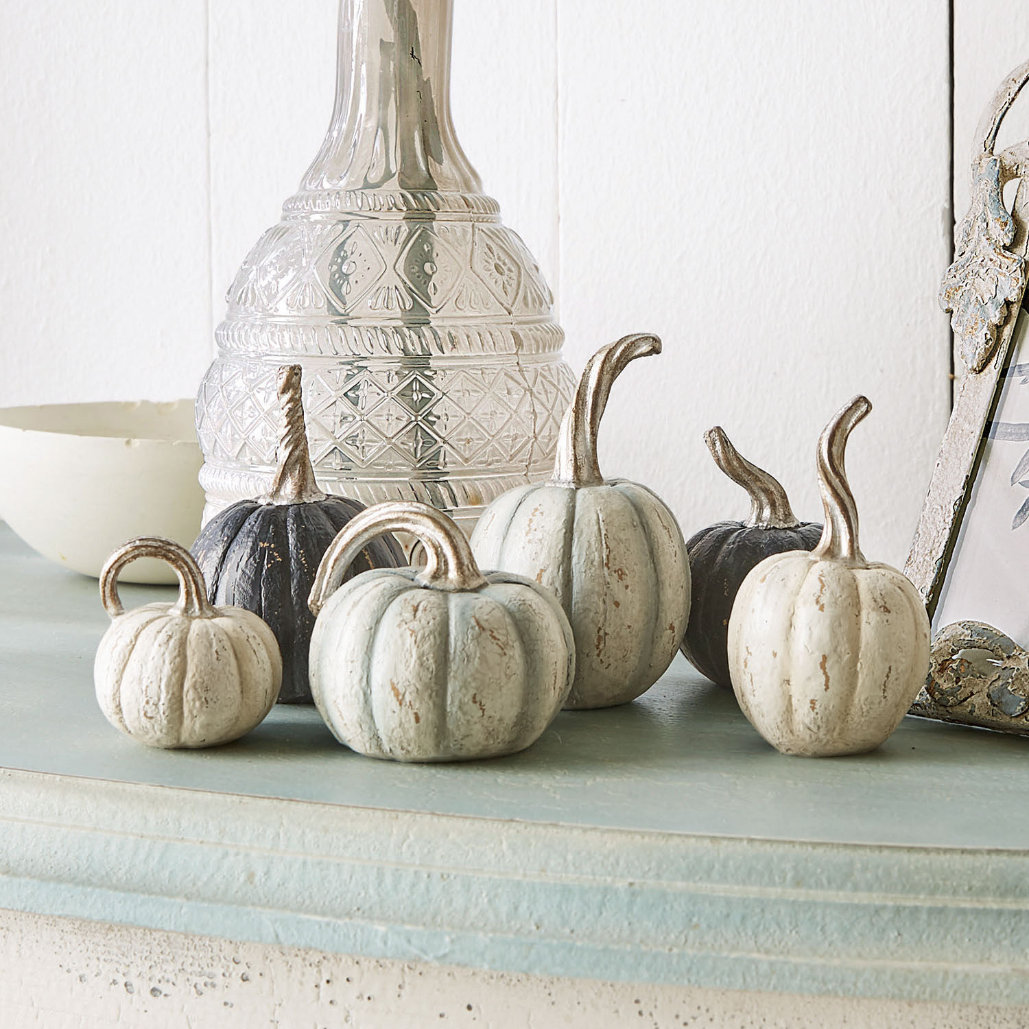 Set di 6 zucche decorative Yokane Zucca decorativa in metallo bianco e nero su mensola chiara per decorazioni autunnali